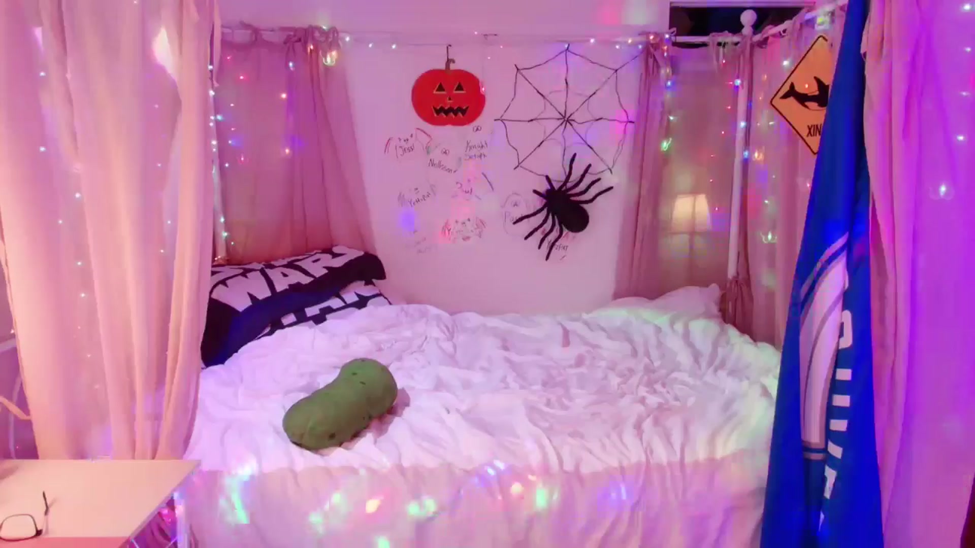 Gallery image thumbnail from April's myfreecams stream on, 10/29/2024, 05:01 image 15 of 20