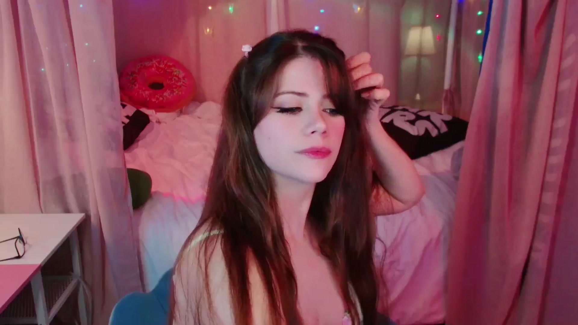 Gallery image thumbnail from April's myfreecams stream on, 11/14/2024, 05:19 image 16 of 20