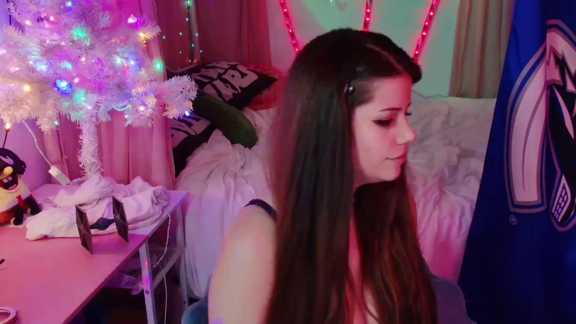 Gallery image thumbnail from April's myfreecams stream on, 11/18/2024, 06:52 image 16 of 20