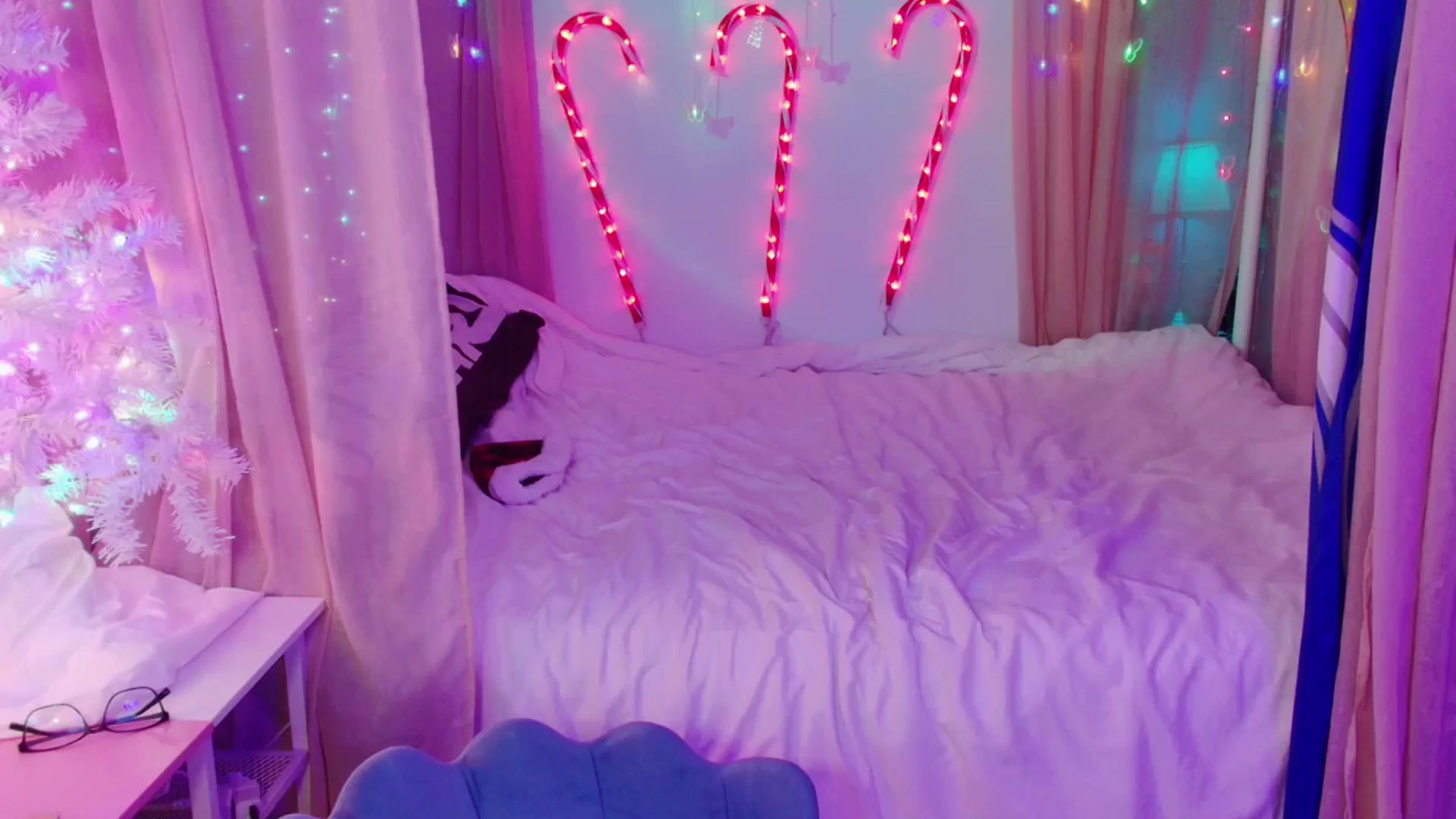 Gallery image thumbnail from April's myfreecams stream on, 11/29/2024, 08:46 image 12 of 20