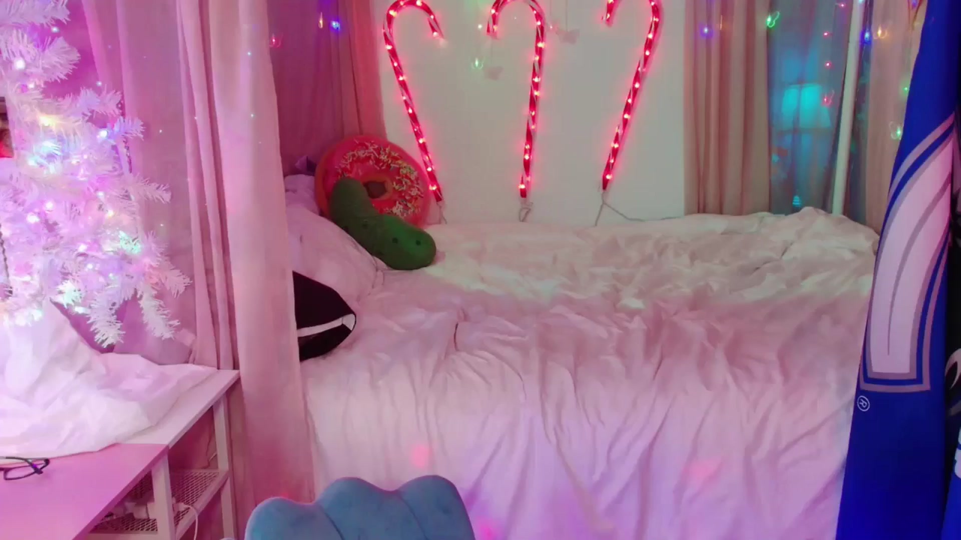 Gallery image thumbnail from April's myfreecams stream on, 12/16/2024, 07:40 image 1 of 20