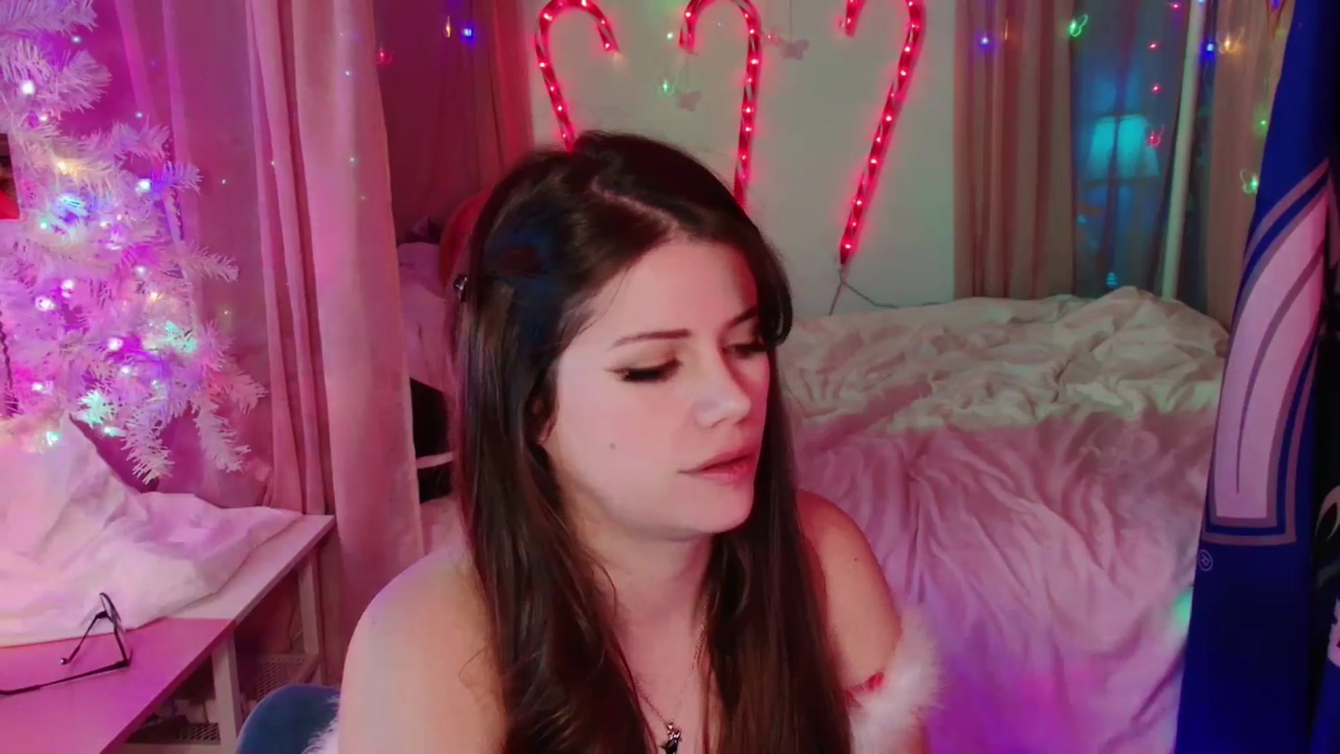Gallery image thumbnail from April's myfreecams stream on, 12/16/2024, 07:40 image 17 of 20