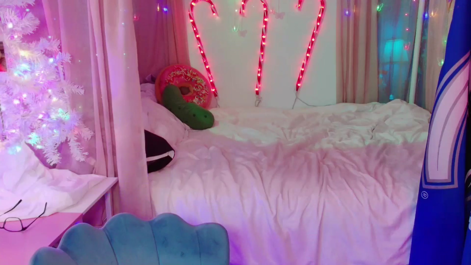 Gallery image thumbnail from April's myfreecams stream on, 12/16/2024, 07:40 image 20 of 20
