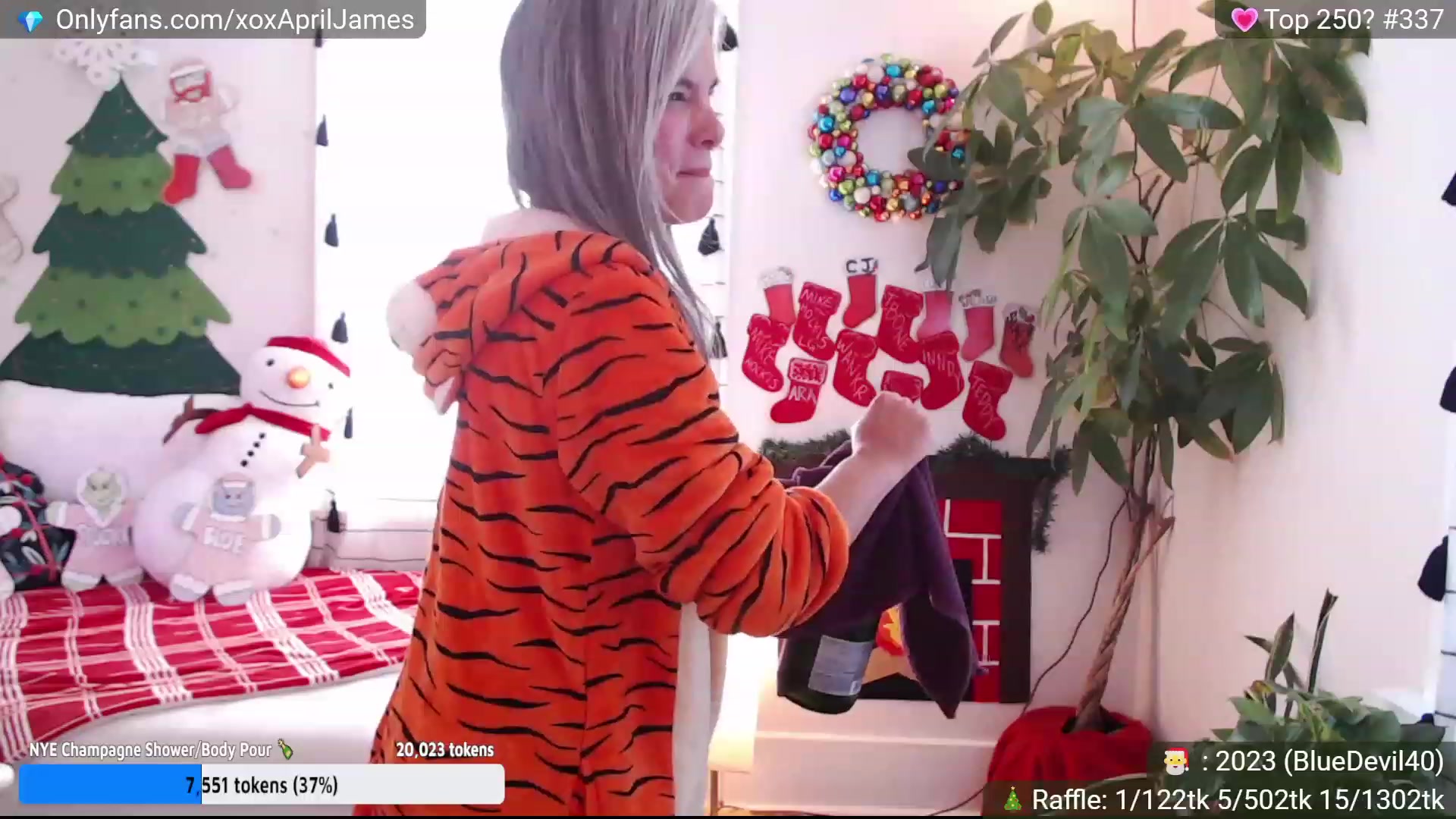 Gallery image thumbnail from AprilJames's myfreecams stream on, 12/31/2022, 19:04 image 17 of 20