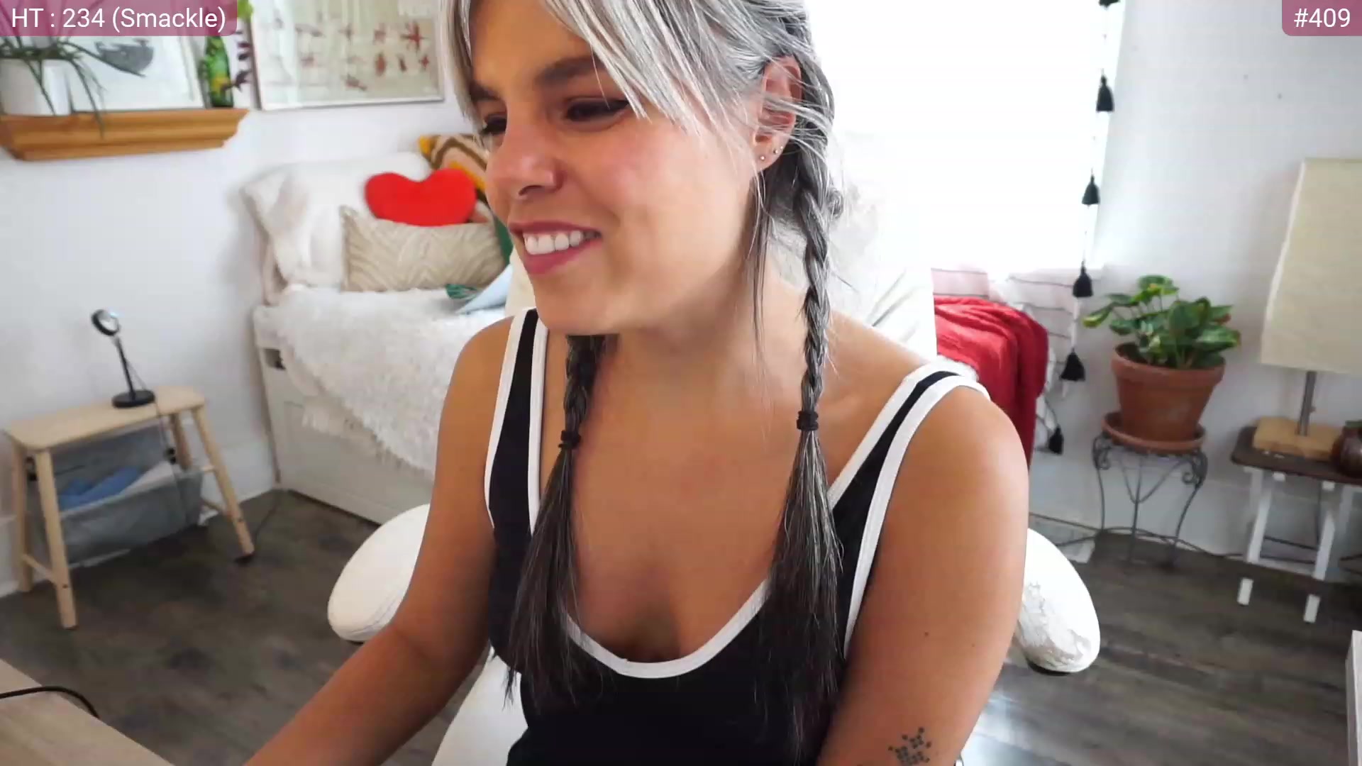 Gallery image thumbnail from AprilJames's myfreecams stream on, 04/08/2023, 21:11 image 2 of 20