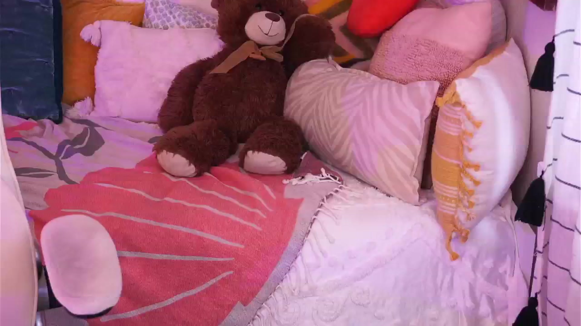 Gallery image thumbnail from AprilJames's myfreecams stream on, 03/21/2025, 23:54 image 18 of 20