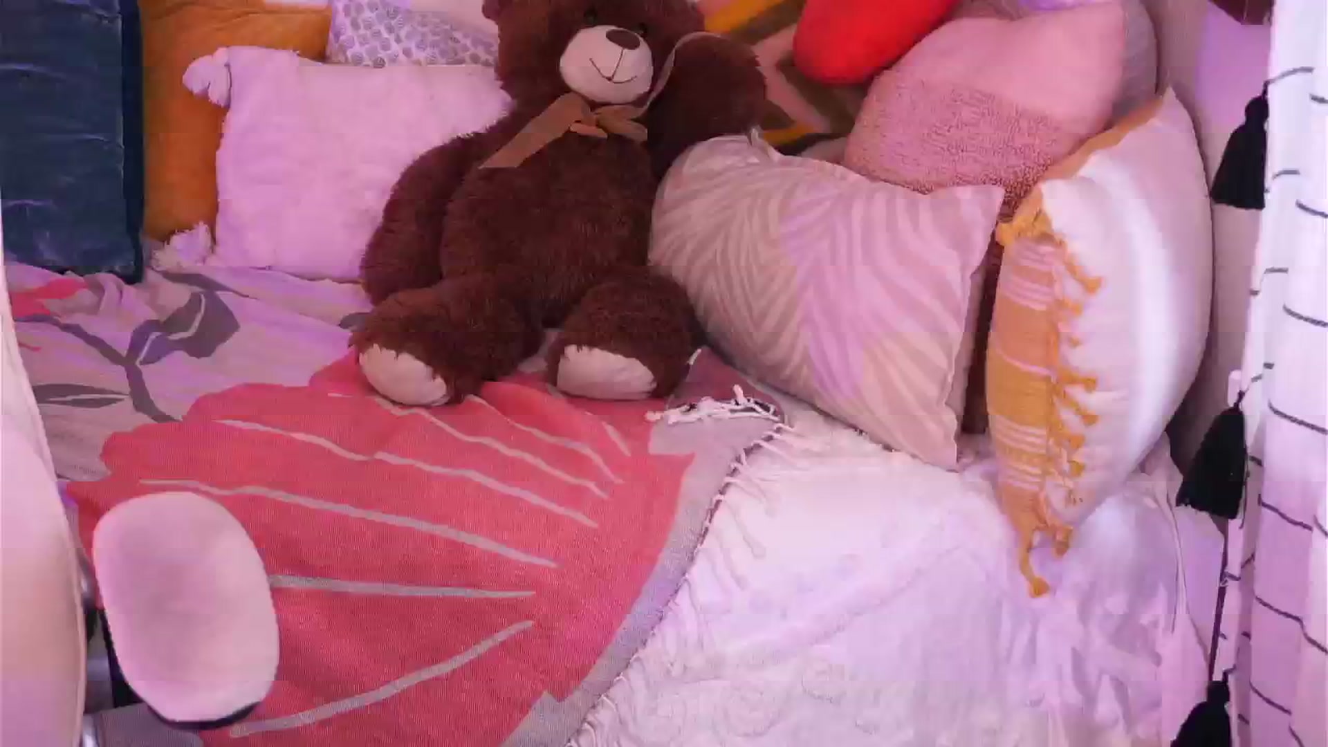 Gallery image thumbnail from AprilJames's myfreecams stream on, 03/21/2025, 23:54 image 17 of 20