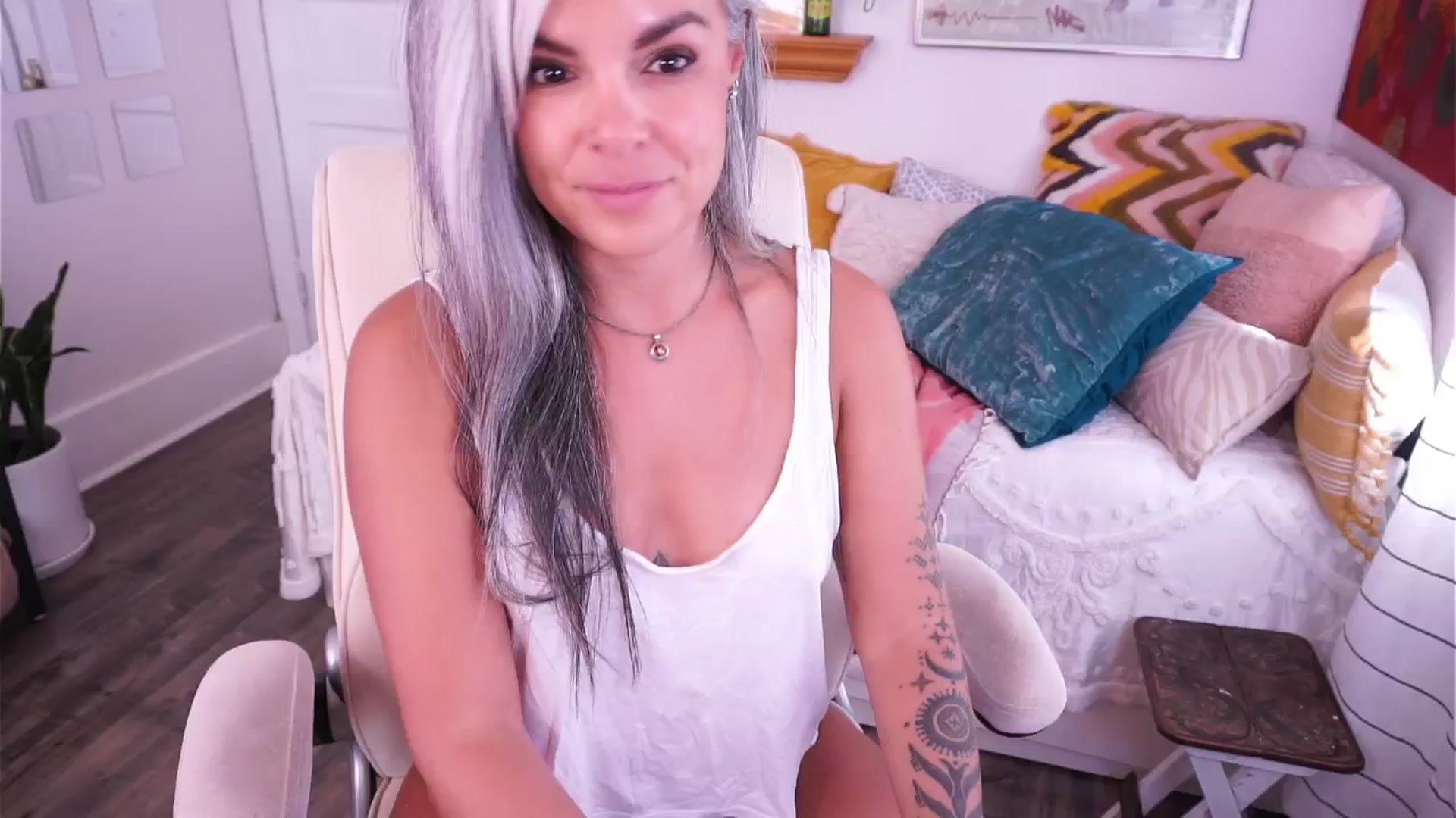 Gallery image thumbnail from AprilJames's myfreecams stream on, 04/09/2025, 21:27 image 19 of 20