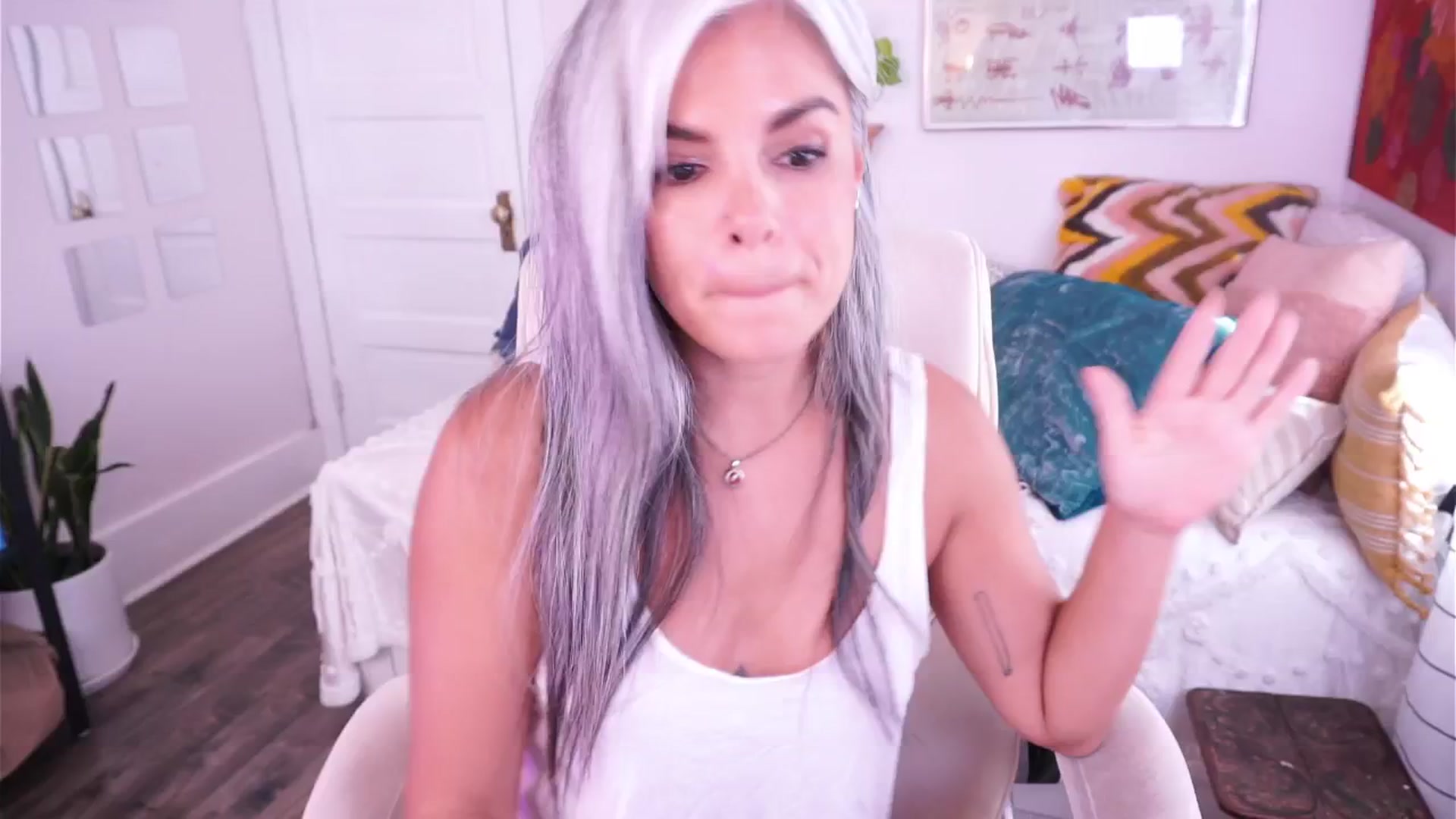 Gallery image thumbnail from AprilJames's myfreecams stream on, 04/09/2025, 21:27 image 6 of 20