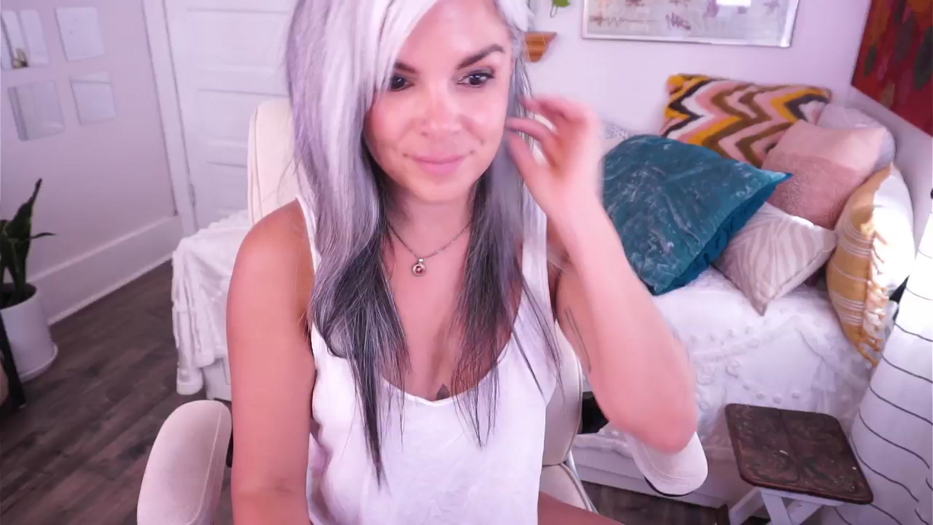 Gallery image thumbnail from AprilJames's myfreecams stream on, 04/09/2025, 21:27 image 17 of 20