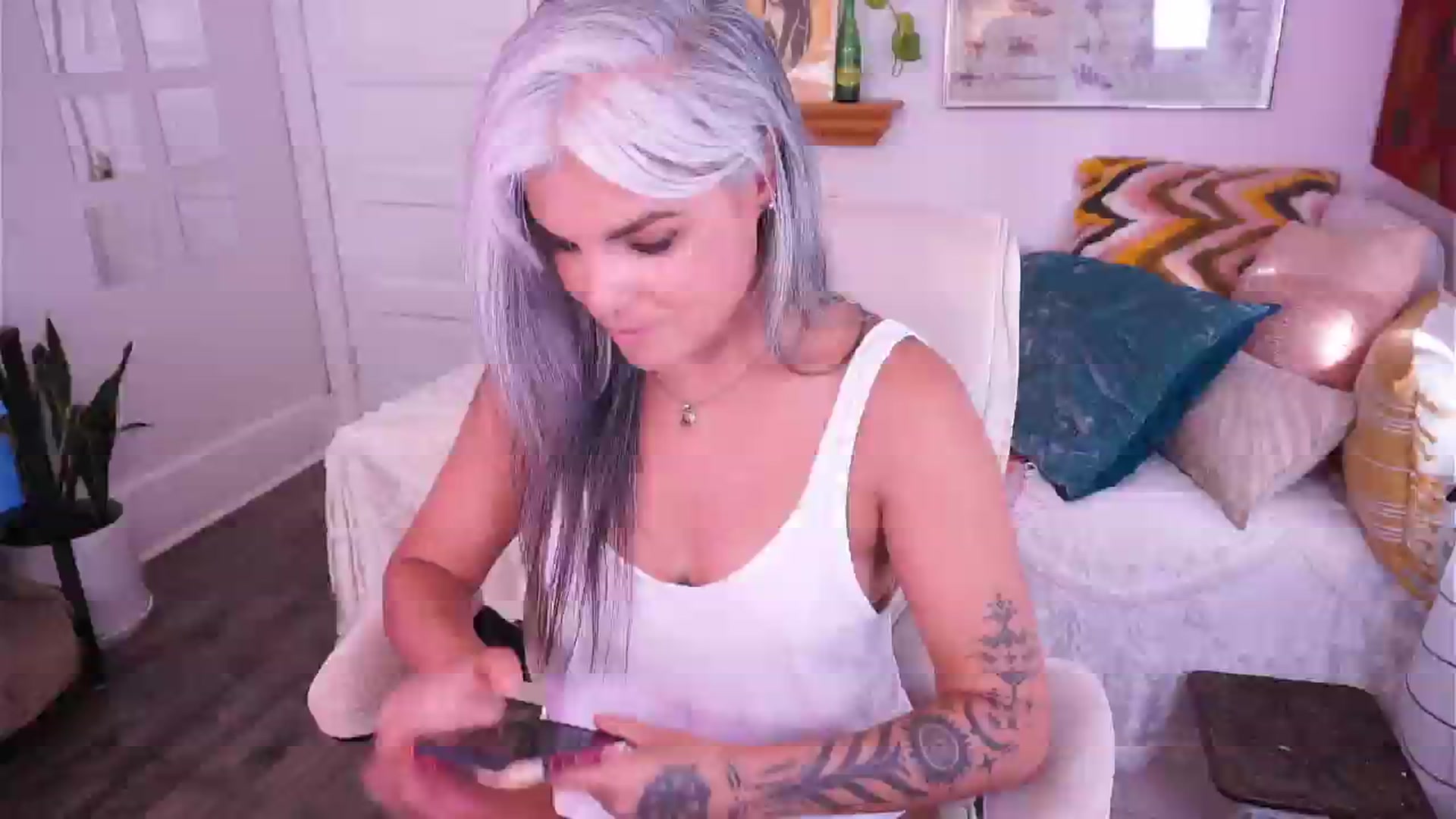 Gallery image thumbnail from AprilJames's myfreecams stream on, 04/09/2025, 22:55 image 10 of 20
