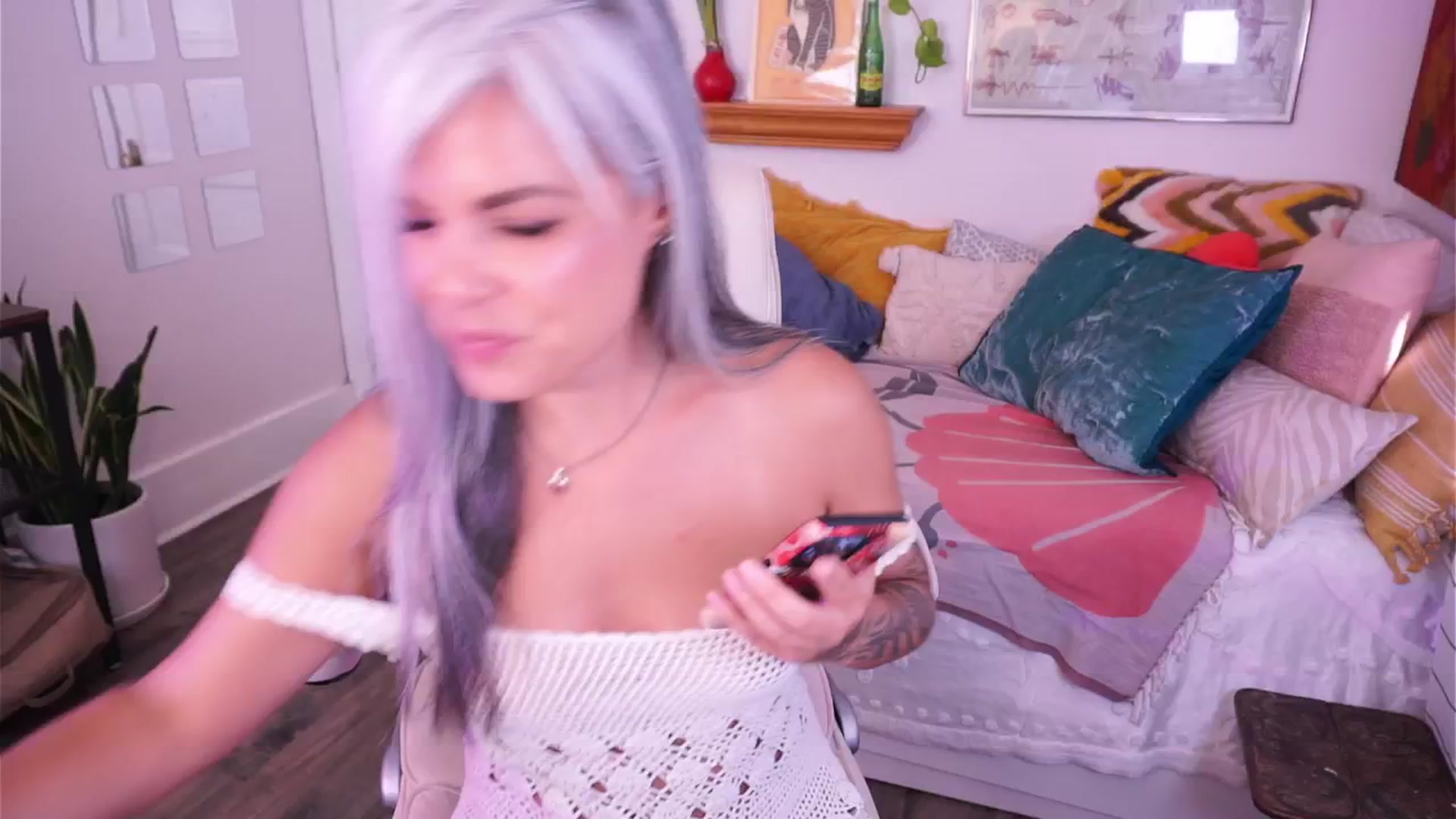 Gallery image thumbnail from AprilJames's myfreecams stream on, 04/12/2025, 24:08 image 9 of 20