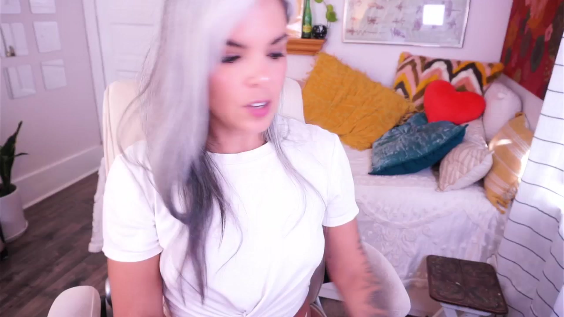 Gallery image thumbnail from AprilJames's myfreecams stream on, 04/15/2025, 22:36 image 19 of 20