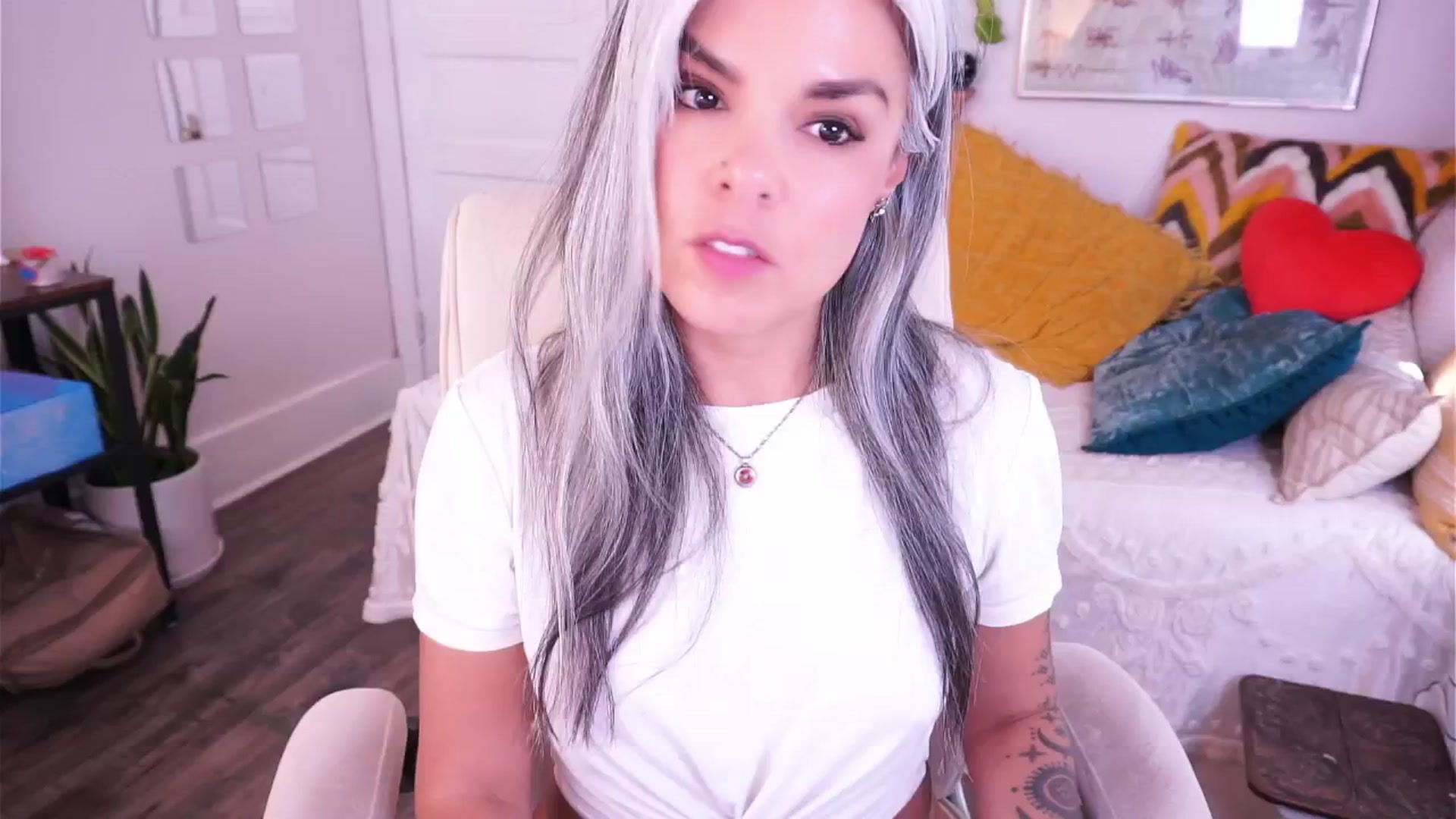 Gallery image thumbnail from AprilJames's myfreecams stream on, 04/15/2025, 22:36 image 5 of 20