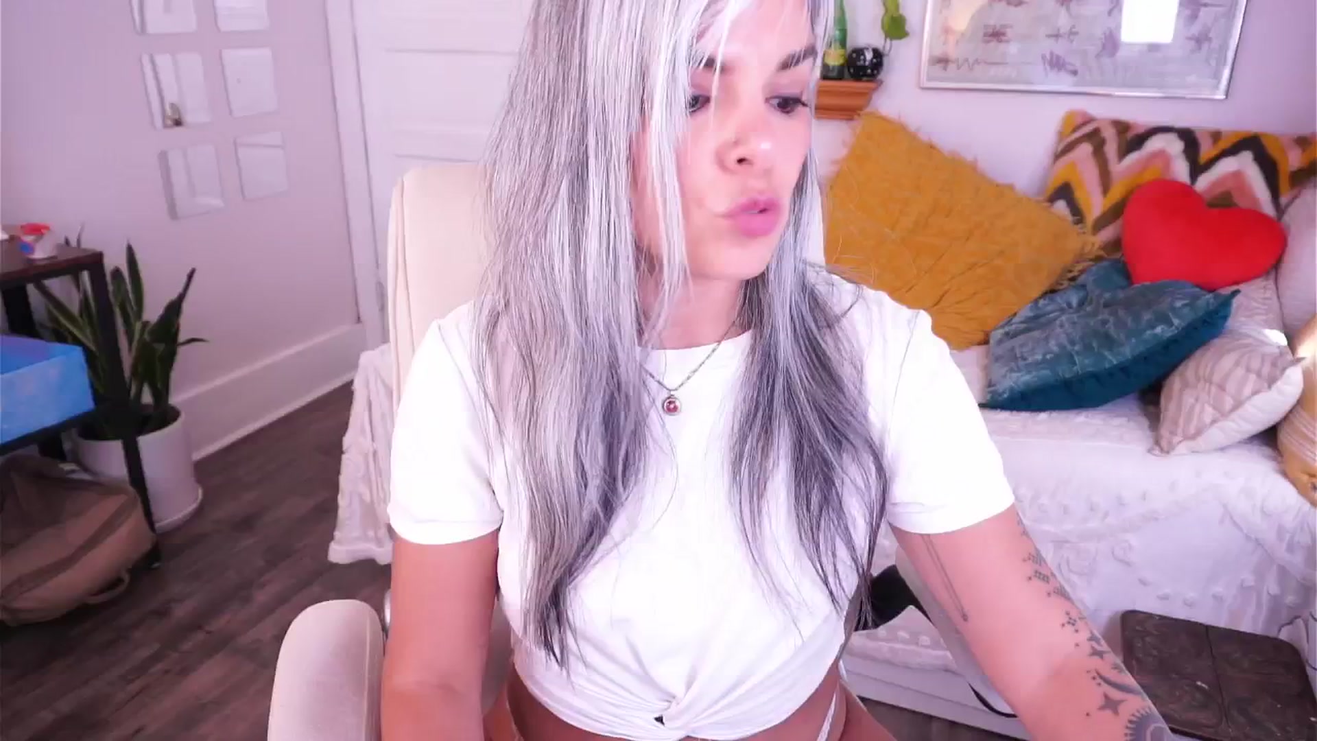 Gallery image thumbnail from AprilJames's myfreecams stream on, 04/15/2025, 22:36 image 2 of 20