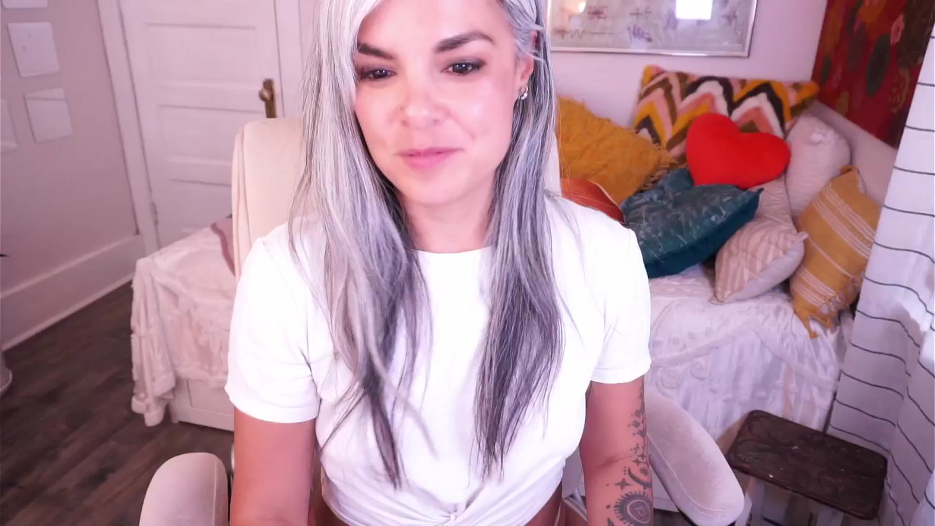 Gallery image thumbnail from AprilJames's myfreecams stream on, 04/16/2025, 24:29 image 18 of 20