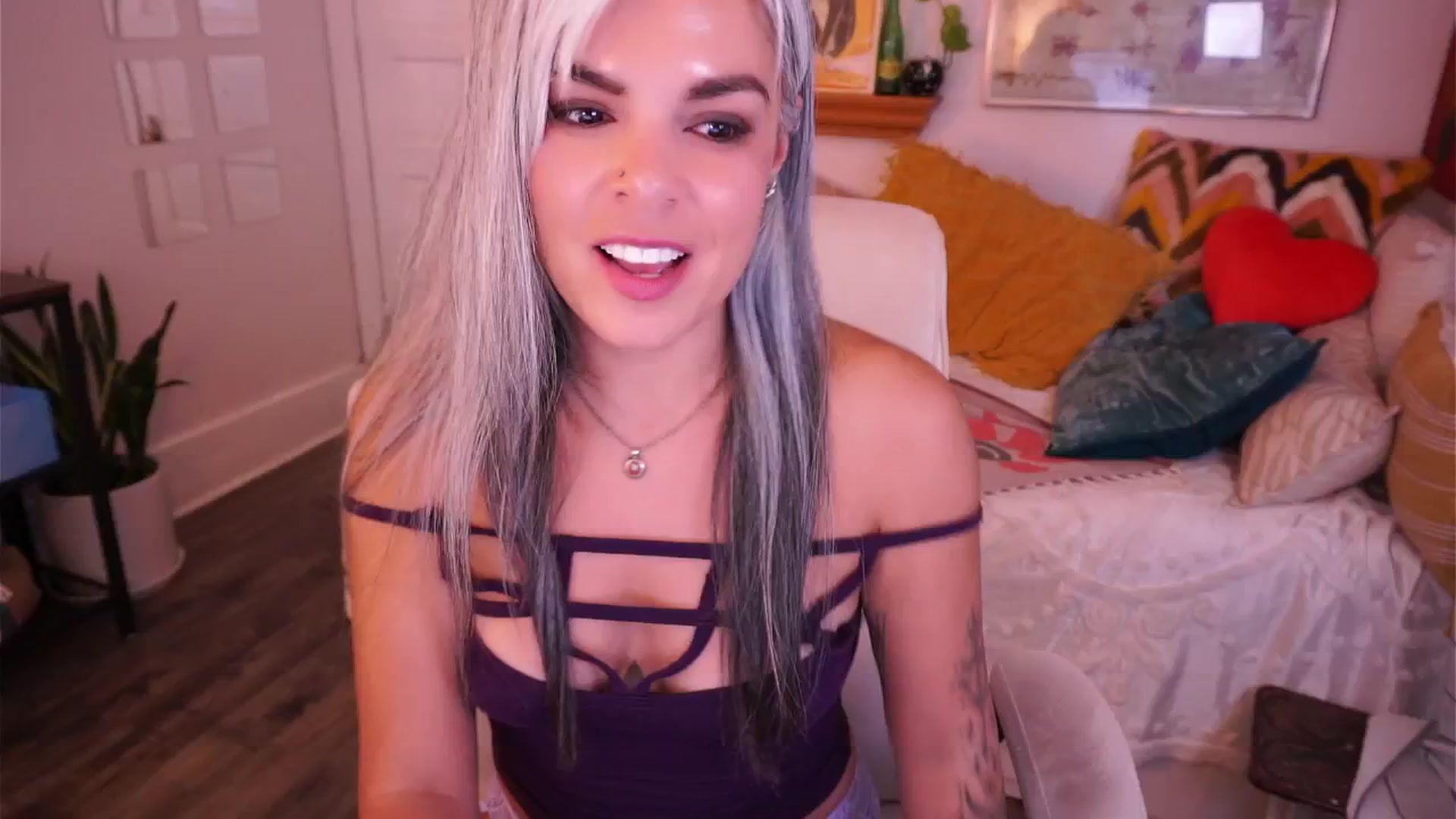 Gallery image thumbnail from AprilJames's myfreecams stream on, 04/17/2025, 24:01 image 17 of 20