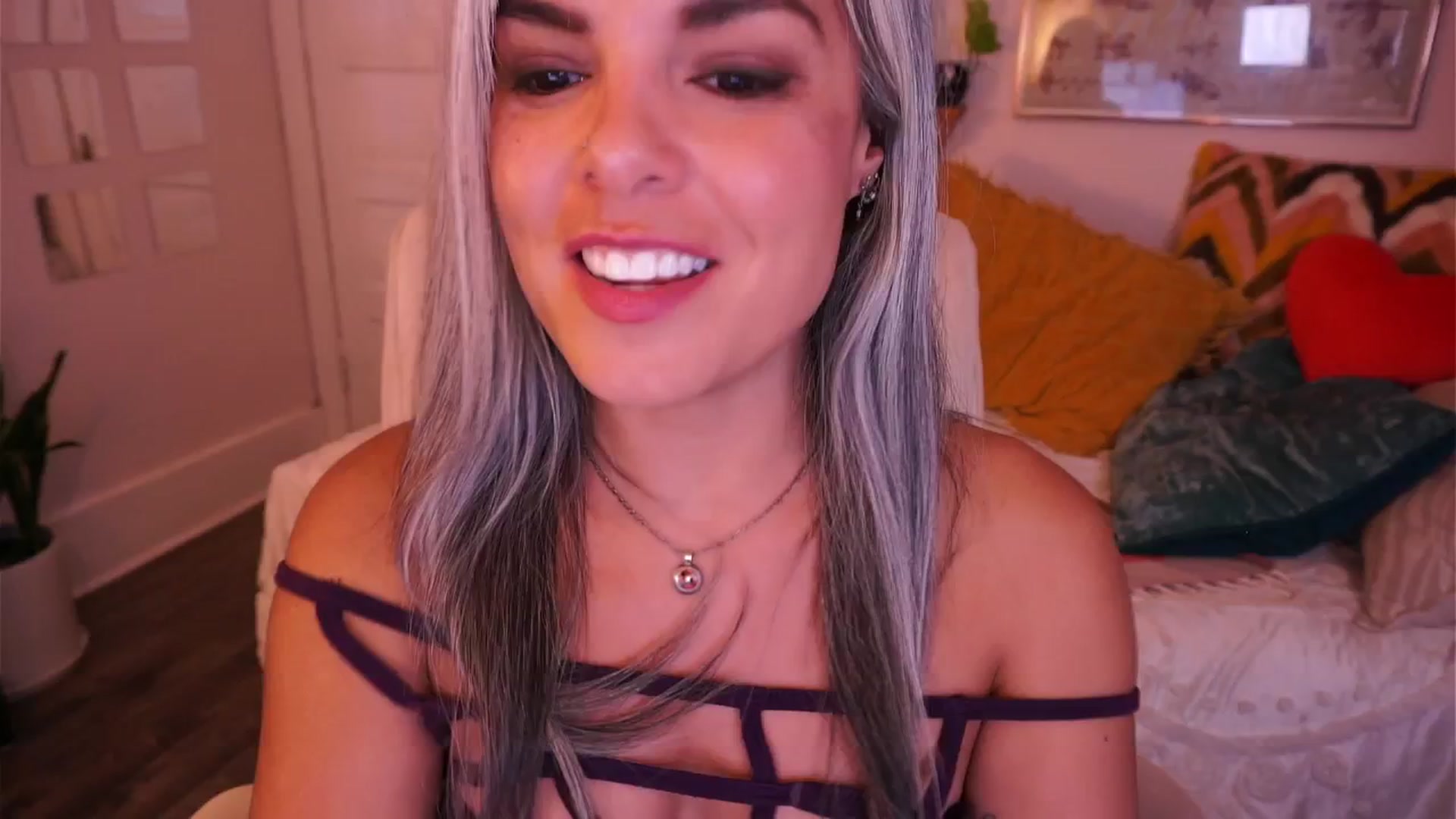Gallery image thumbnail from AprilJames's myfreecams stream on, 04/17/2025, 02:49 image 10 of 20