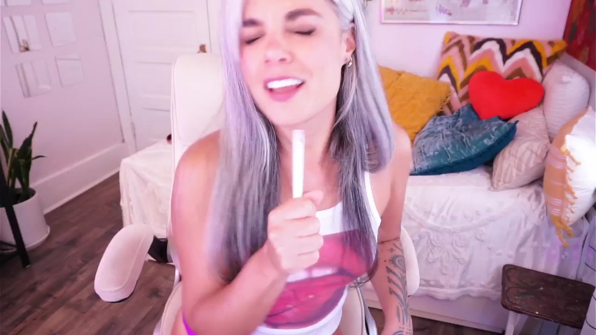 Gallery image thumbnail from AprilJames's myfreecams stream on, 04/17/2025, 21:32 image 5 of 20