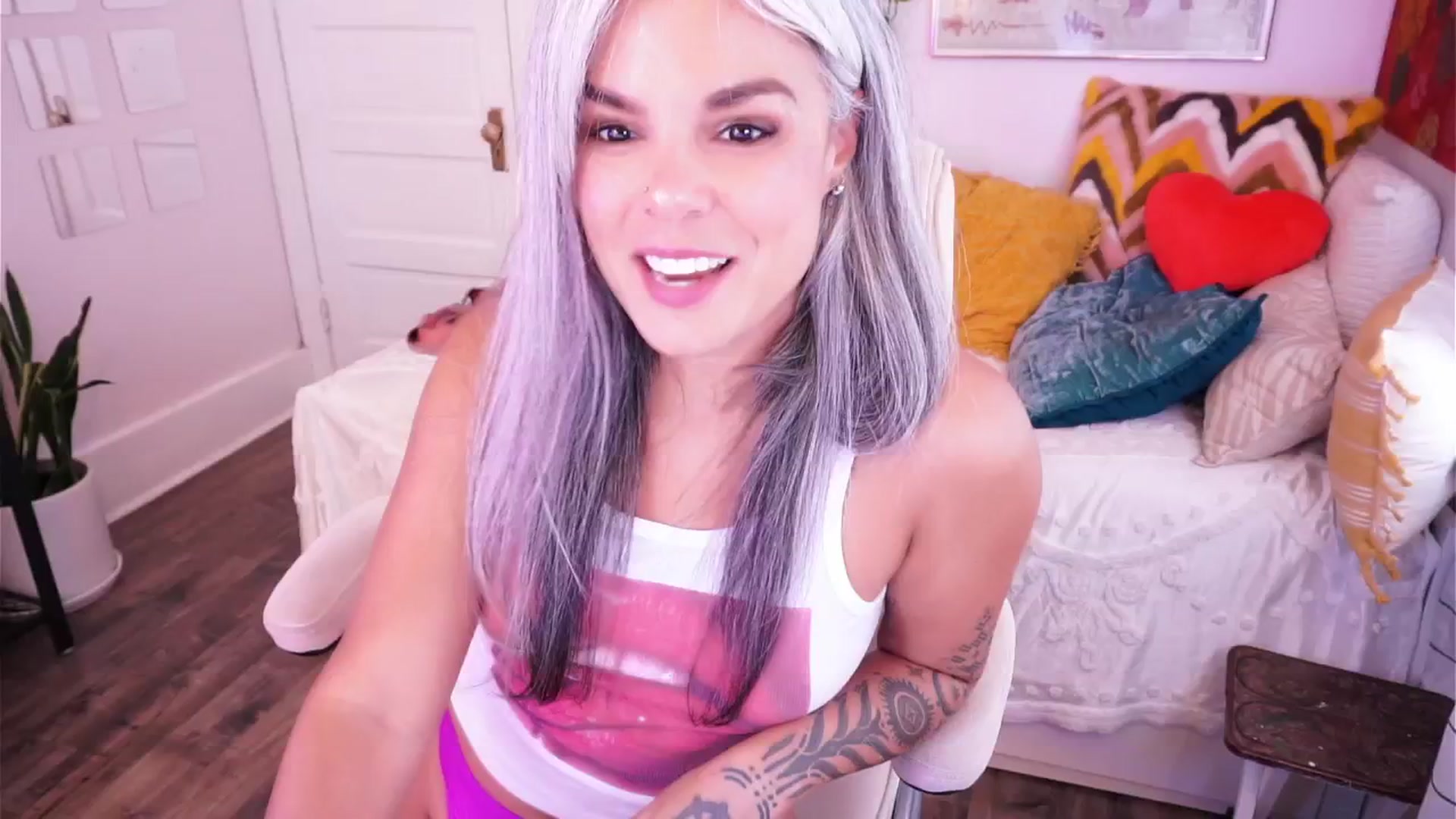 Gallery image thumbnail from AprilJames's myfreecams stream on, 04/17/2025, 21:32 image 4 of 20
