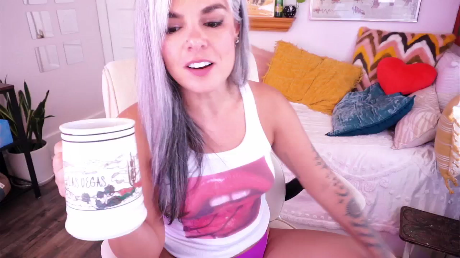 Gallery image thumbnail from AprilJames's myfreecams stream on, 04/17/2025, 21:32 image 18 of 20