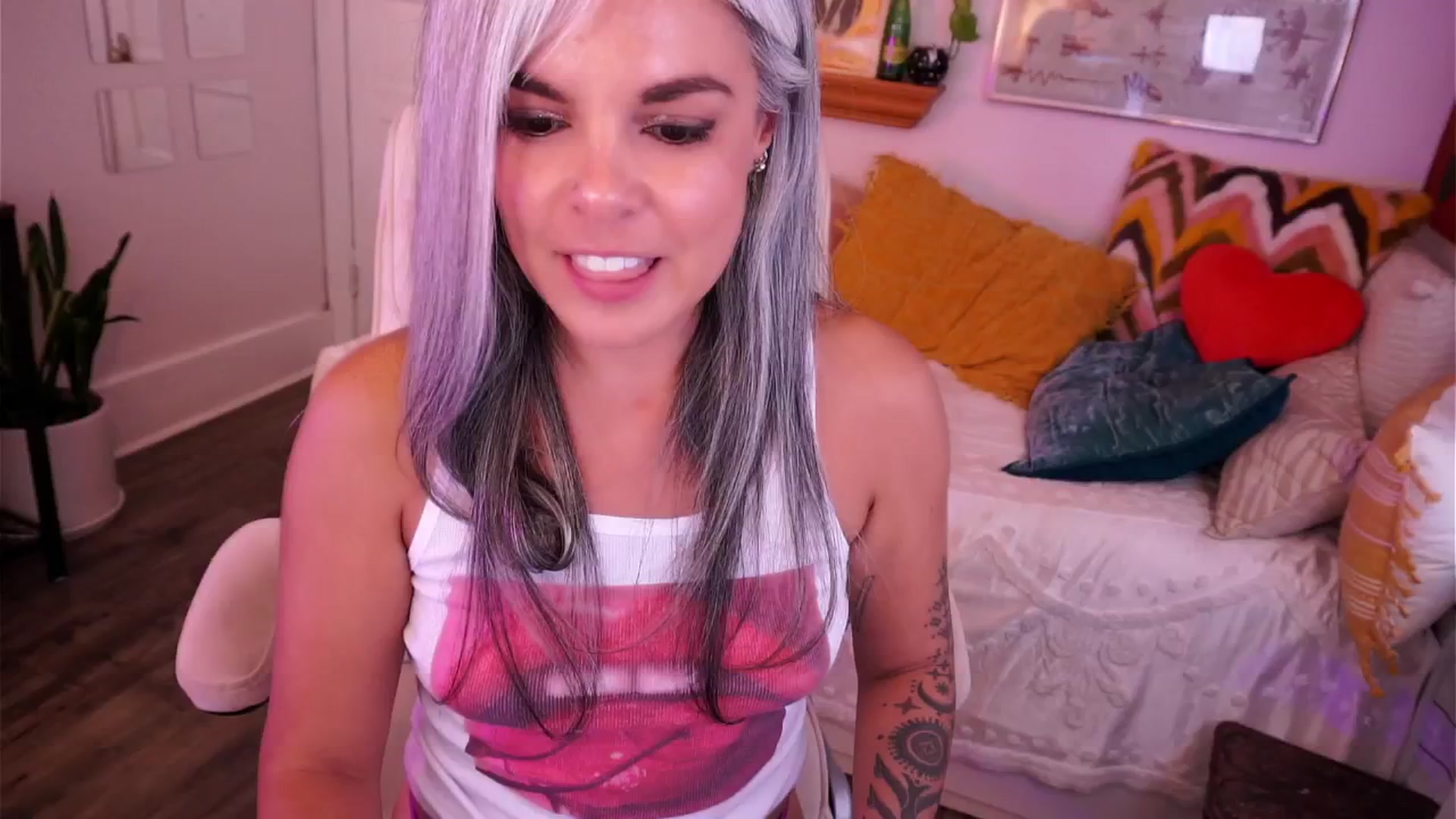 Gallery image thumbnail from AprilJames's myfreecams stream on, 04/17/2025, 23:44 image 4 of 20