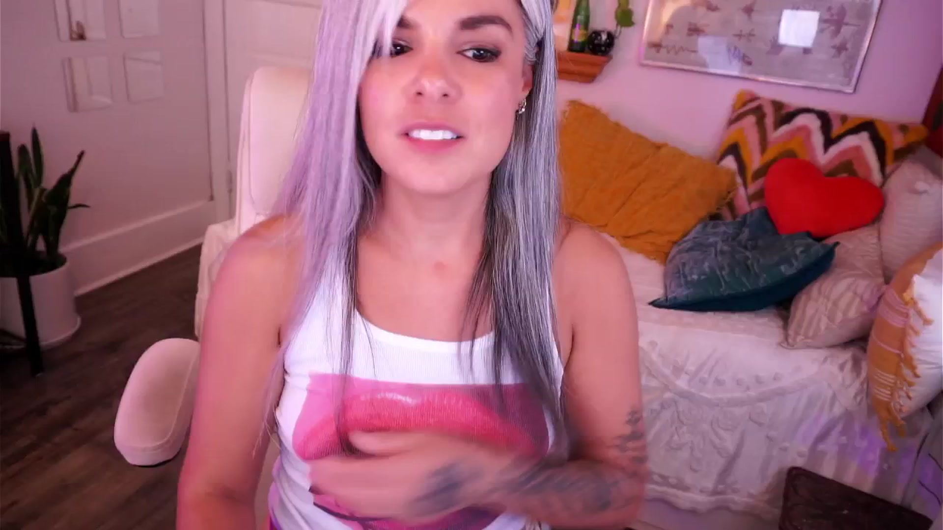 Gallery image thumbnail from AprilJames's myfreecams stream on, 04/17/2025, 23:44 image 5 of 20