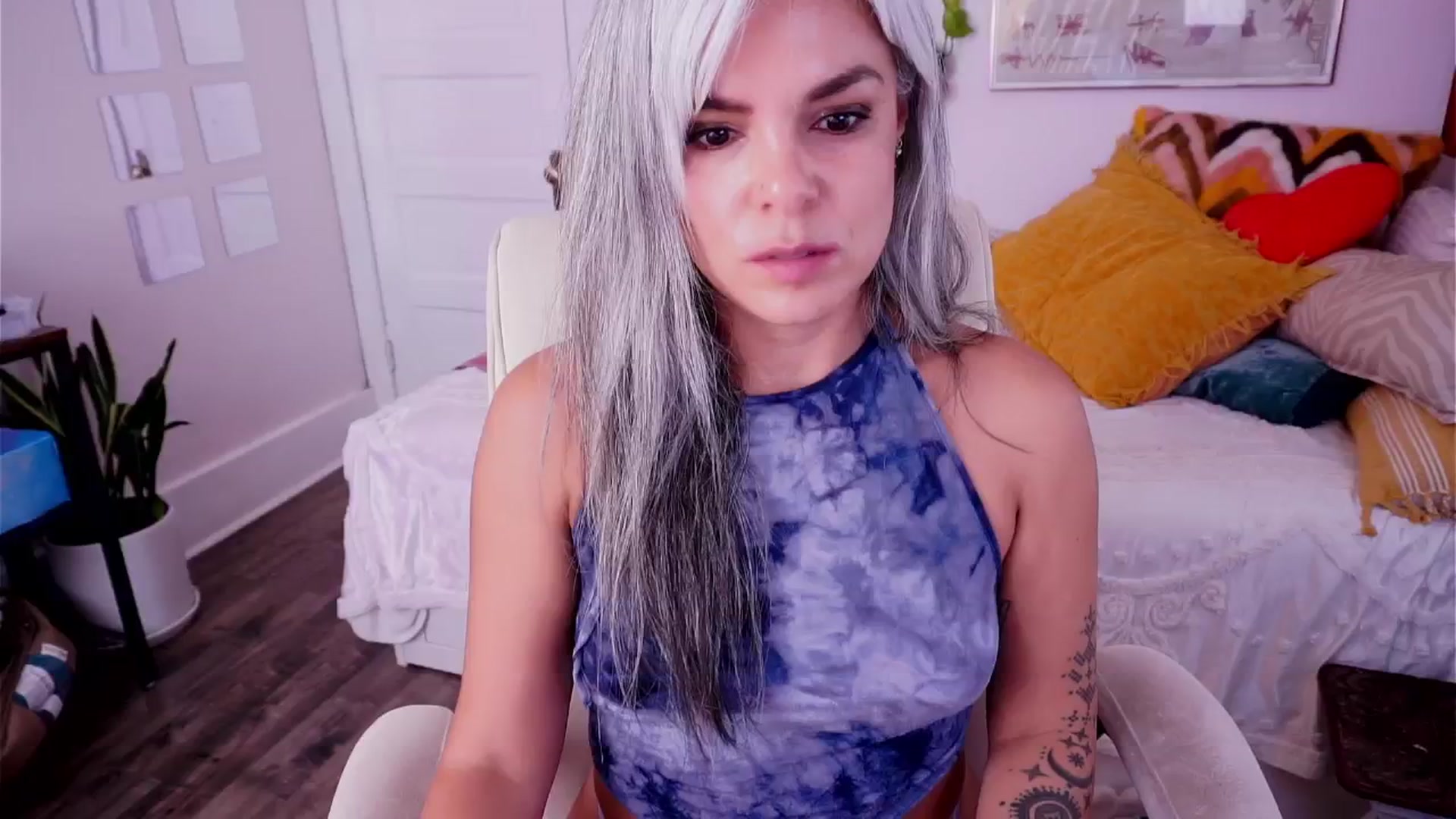 Gallery image thumbnail from AprilJames's myfreecams stream on, 05/05/2025, 24:52 image 1 of 20