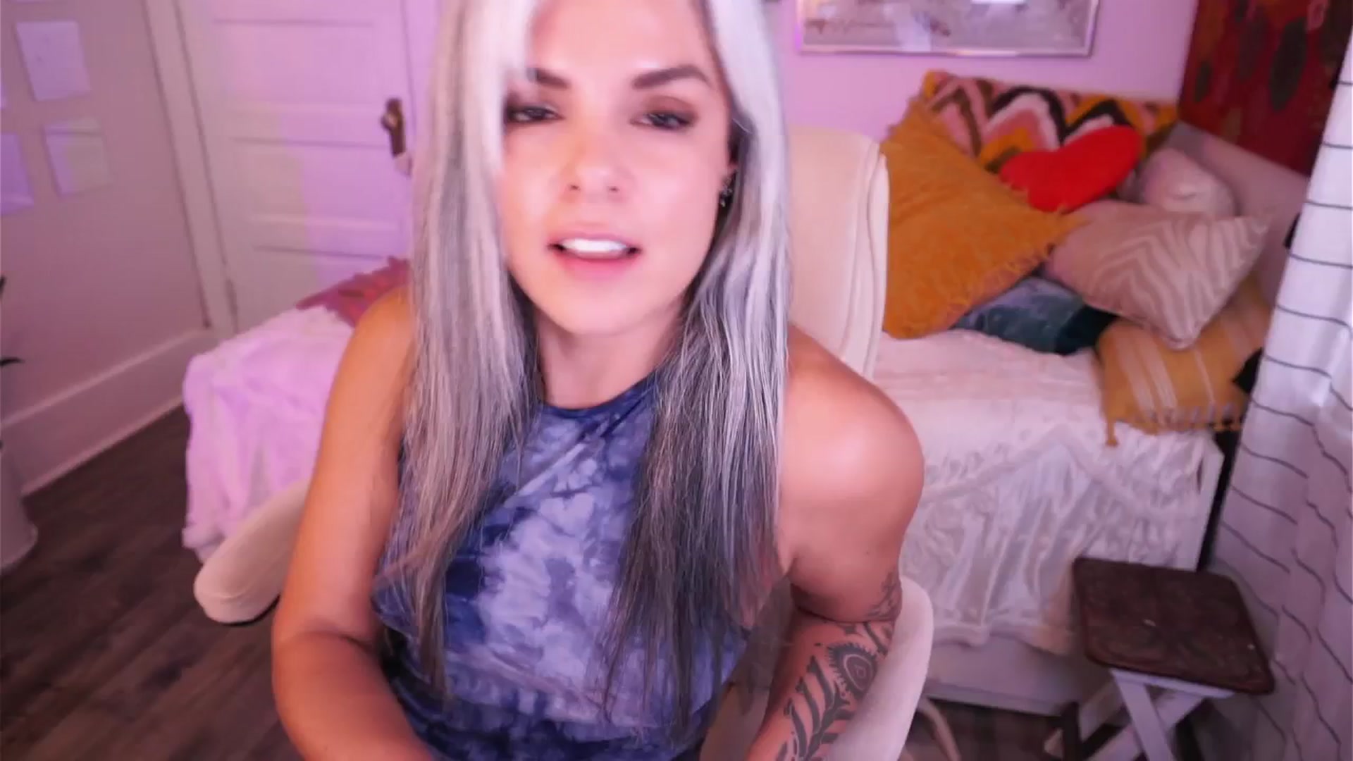 Gallery image thumbnail from AprilJames's myfreecams stream on, 05/05/2025, 24:52 image 12 of 20