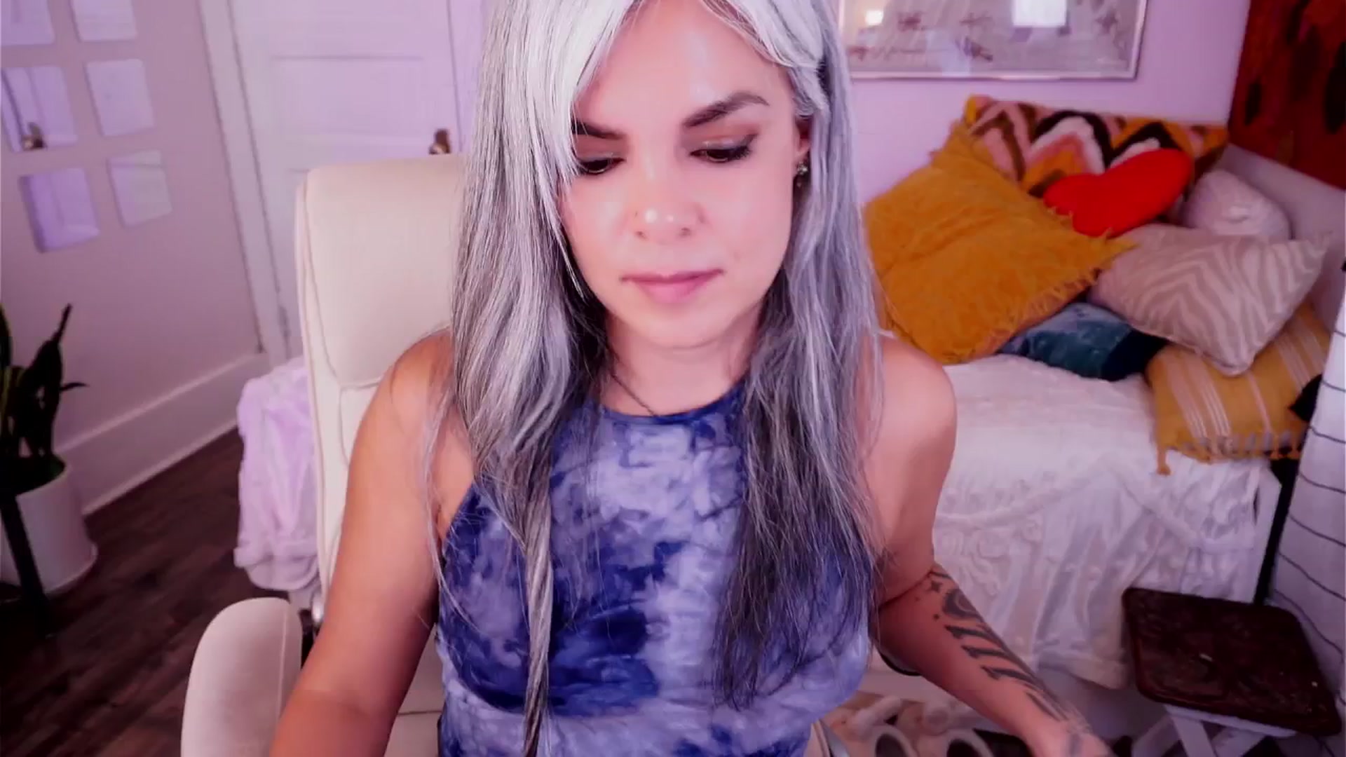 Gallery image thumbnail from AprilJames's myfreecams stream on, 05/05/2025, 24:52 image 8 of 20