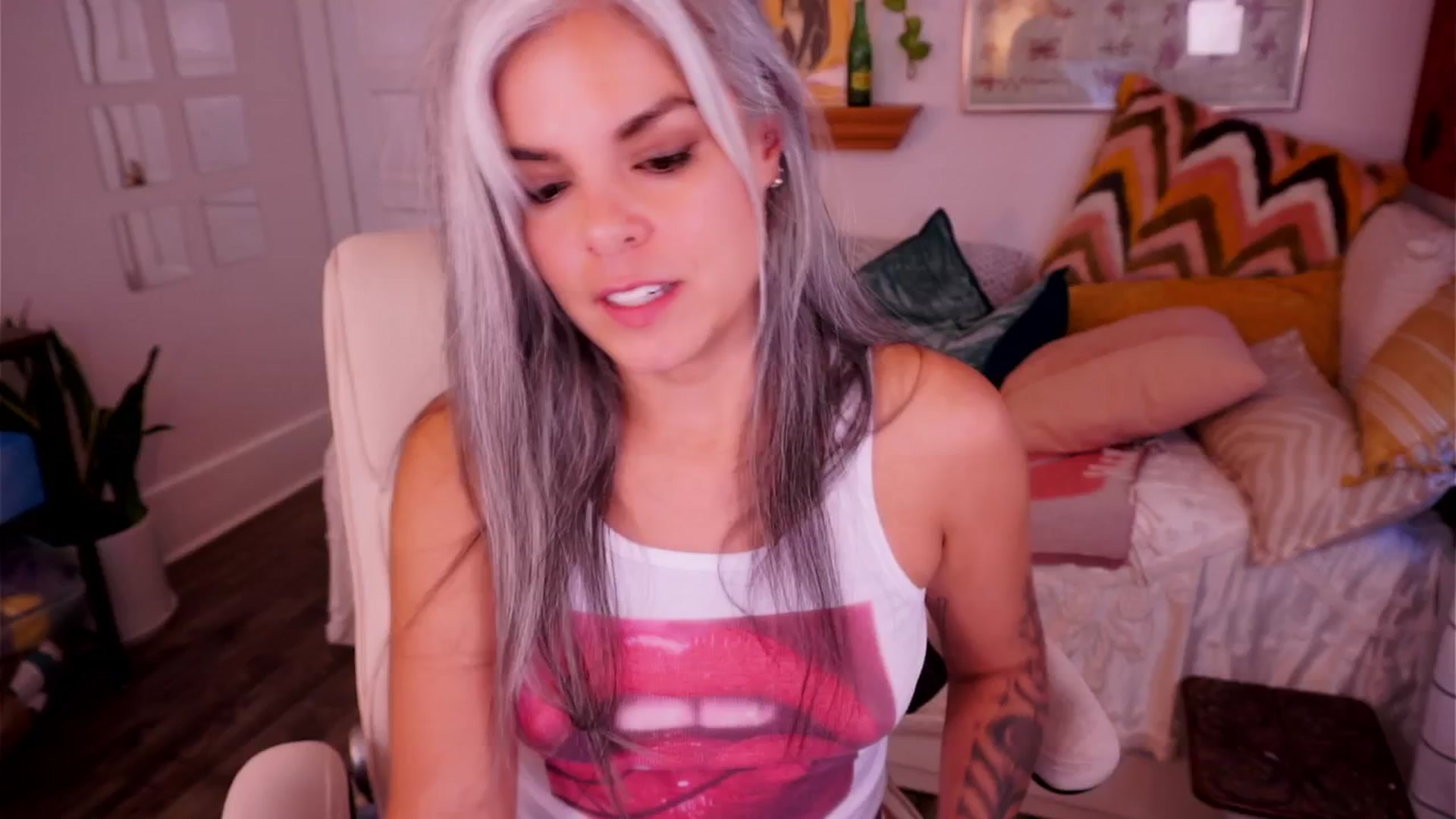 Gallery image thumbnail from AprilJames's myfreecams stream on, 05/22/2025, 01:07 image 14 of 20