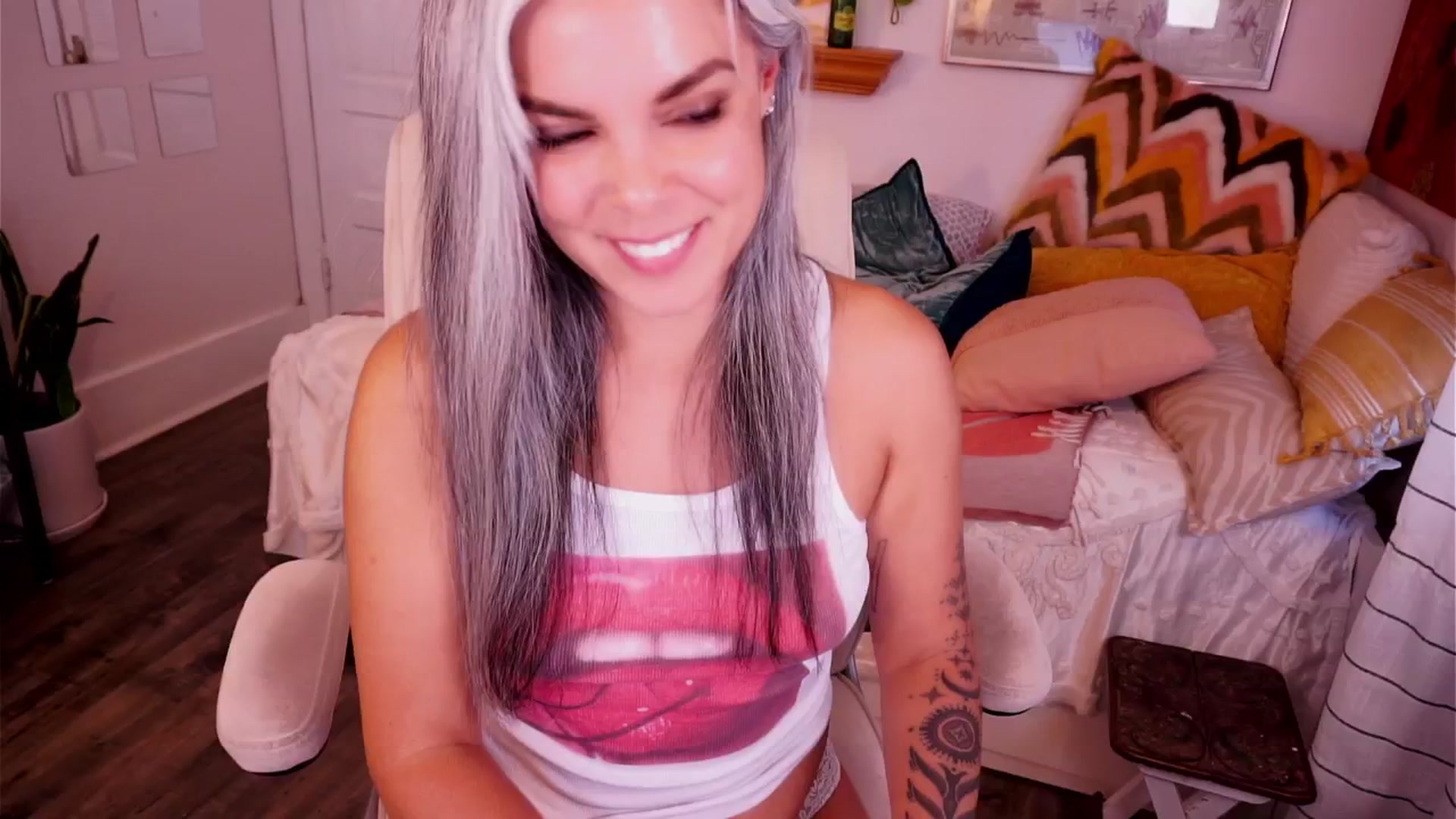 Gallery image thumbnail from AprilJames's myfreecams stream on, 05/22/2025, 01:07 image 20 of 20