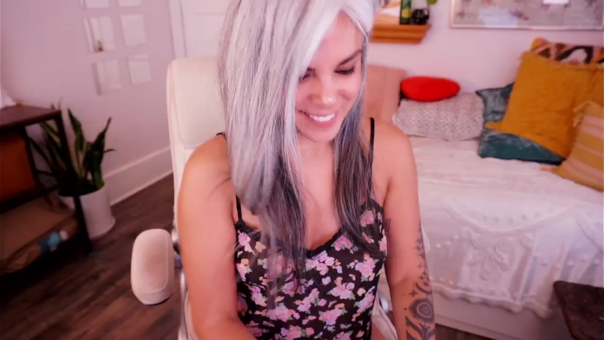 Gallery image thumbnail from AprilJames's myfreecams stream on, 05/27/2025, 23:23 image 13 of 20