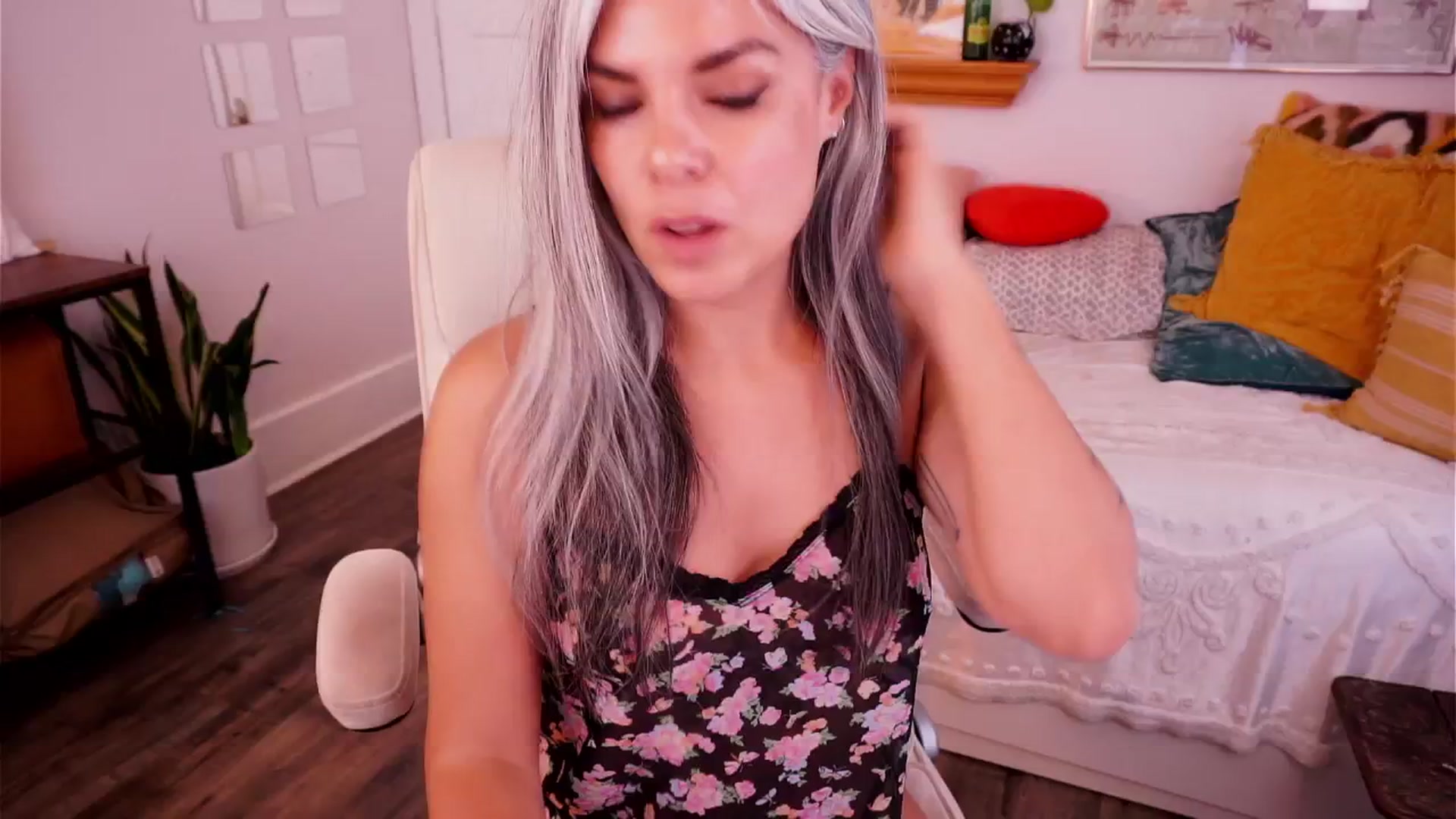 Gallery image thumbnail from AprilJames's myfreecams stream on, 05/27/2025, 23:23 image 12 of 20