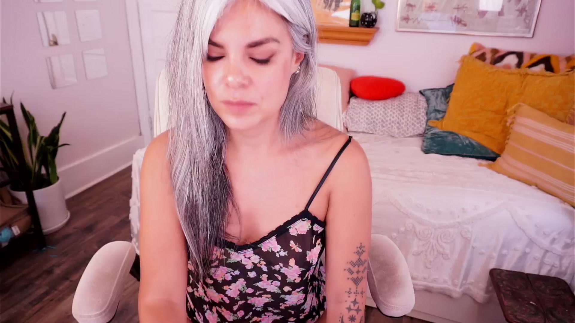 Gallery image thumbnail from AprilJames's myfreecams stream on, 05/27/2025, 23:23 image 1 of 20