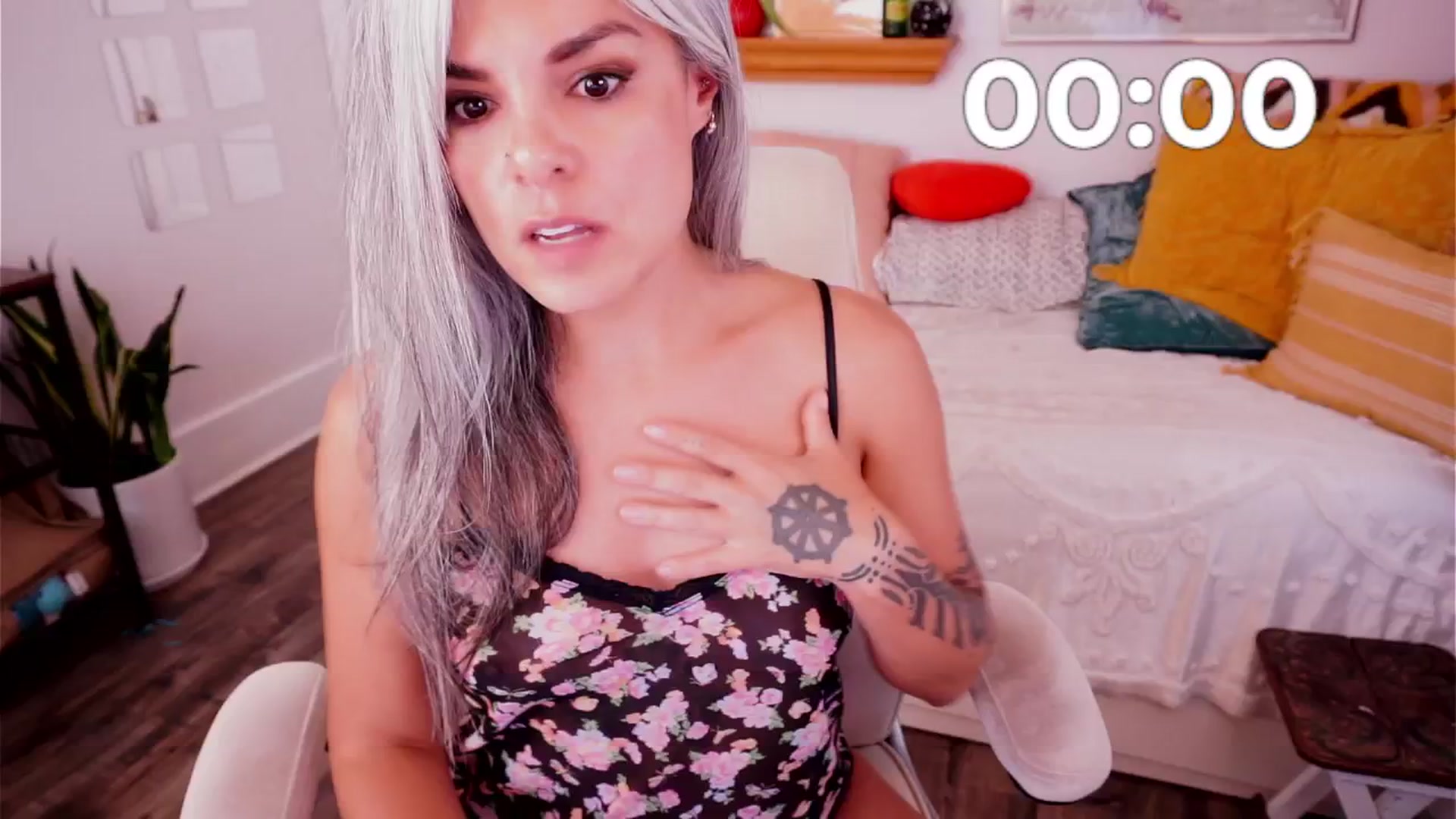 Gallery image thumbnail from AprilJames's myfreecams stream on, 05/28/2025, 24:01 image 6 of 20