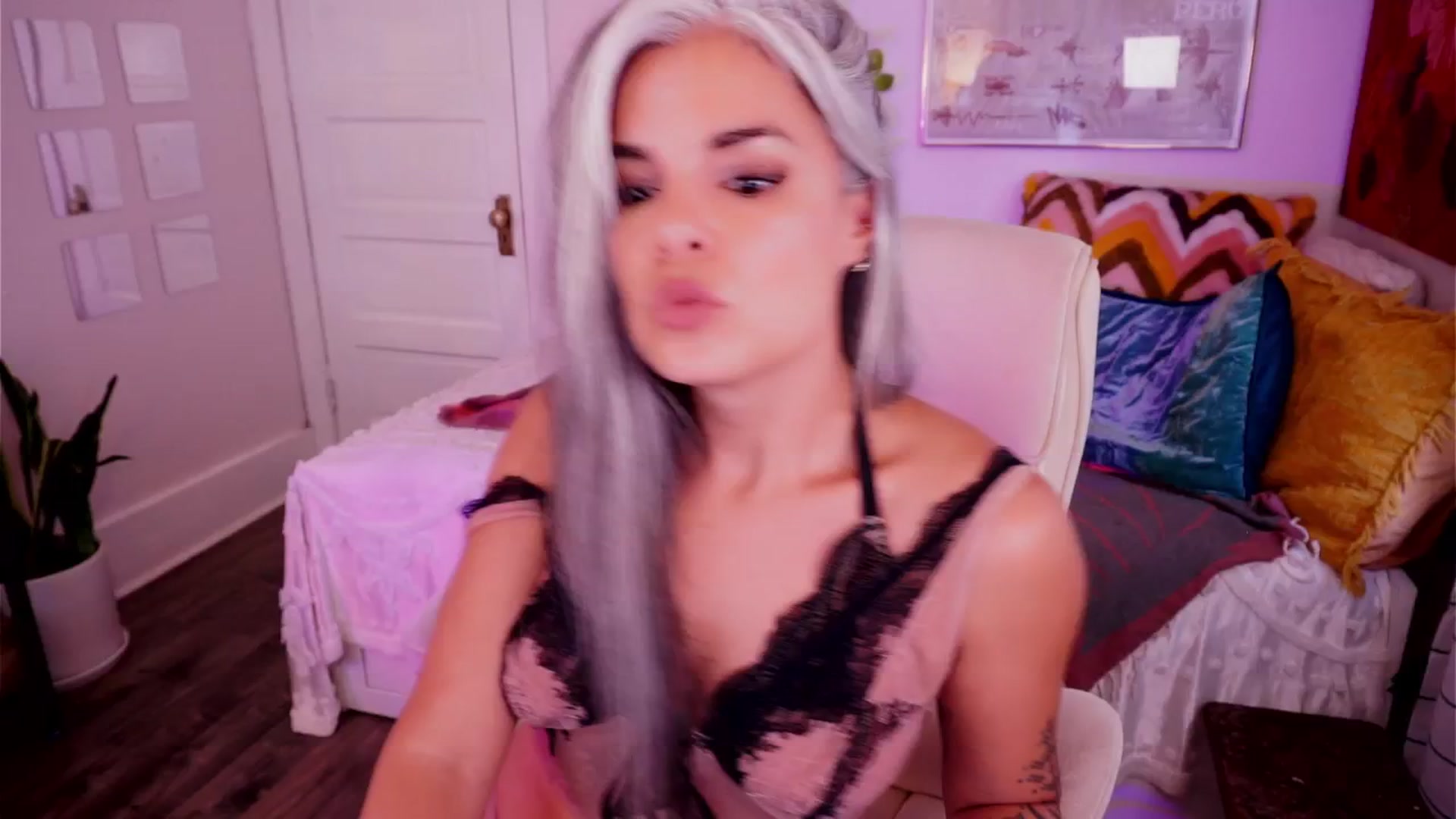 Gallery image thumbnail from AprilJames's myfreecams stream on, 06/01/2025, 01:19 image 2 of 20