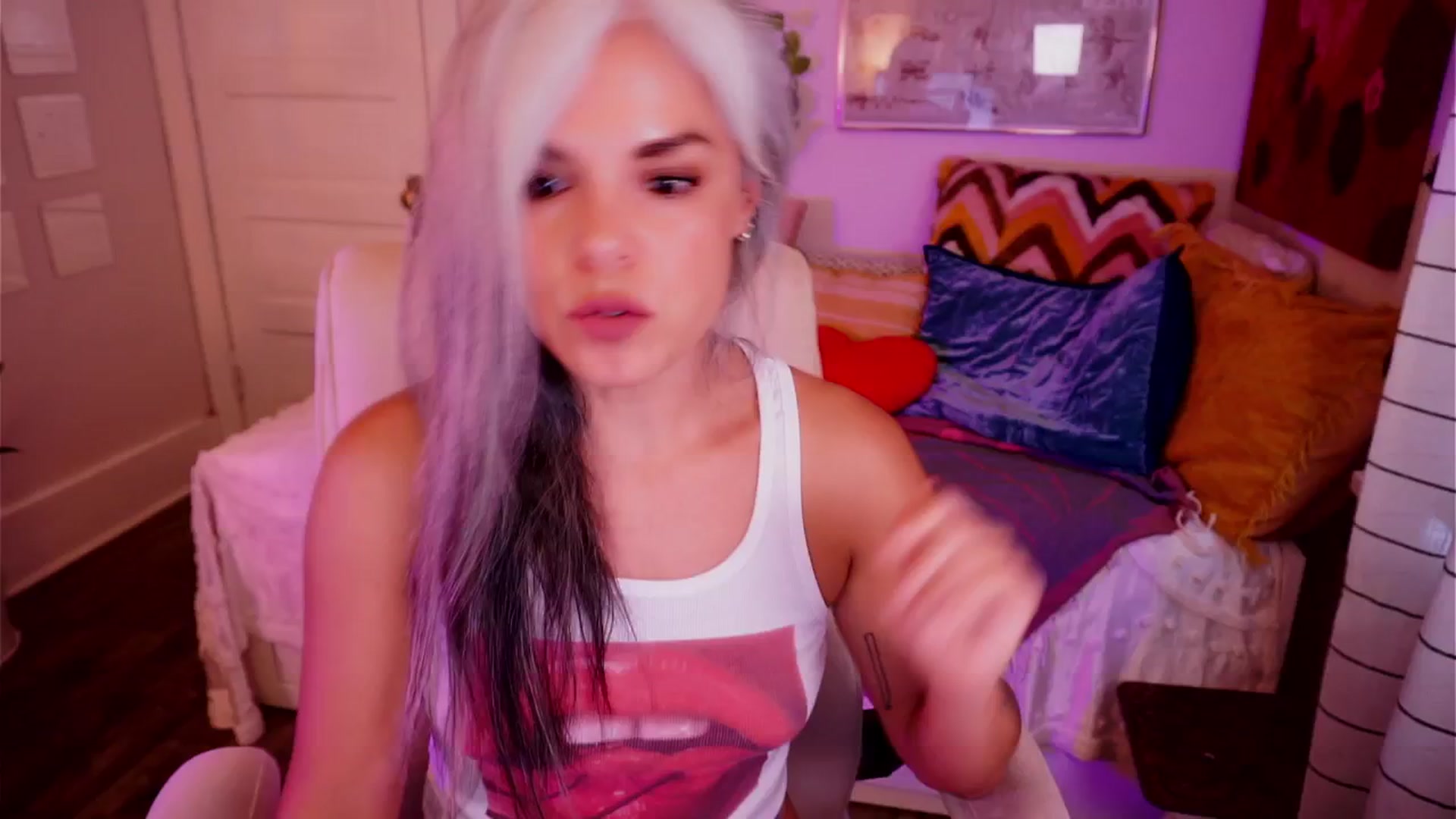 Gallery image thumbnail from AprilJames's myfreecams stream on, 06/01/2025, 23:10 image 1 of 20