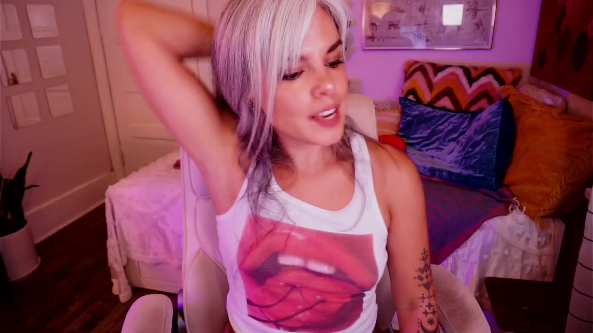 Gallery image thumbnail from AprilJames's myfreecams stream on, 06/01/2025, 23:10 image 19 of 20