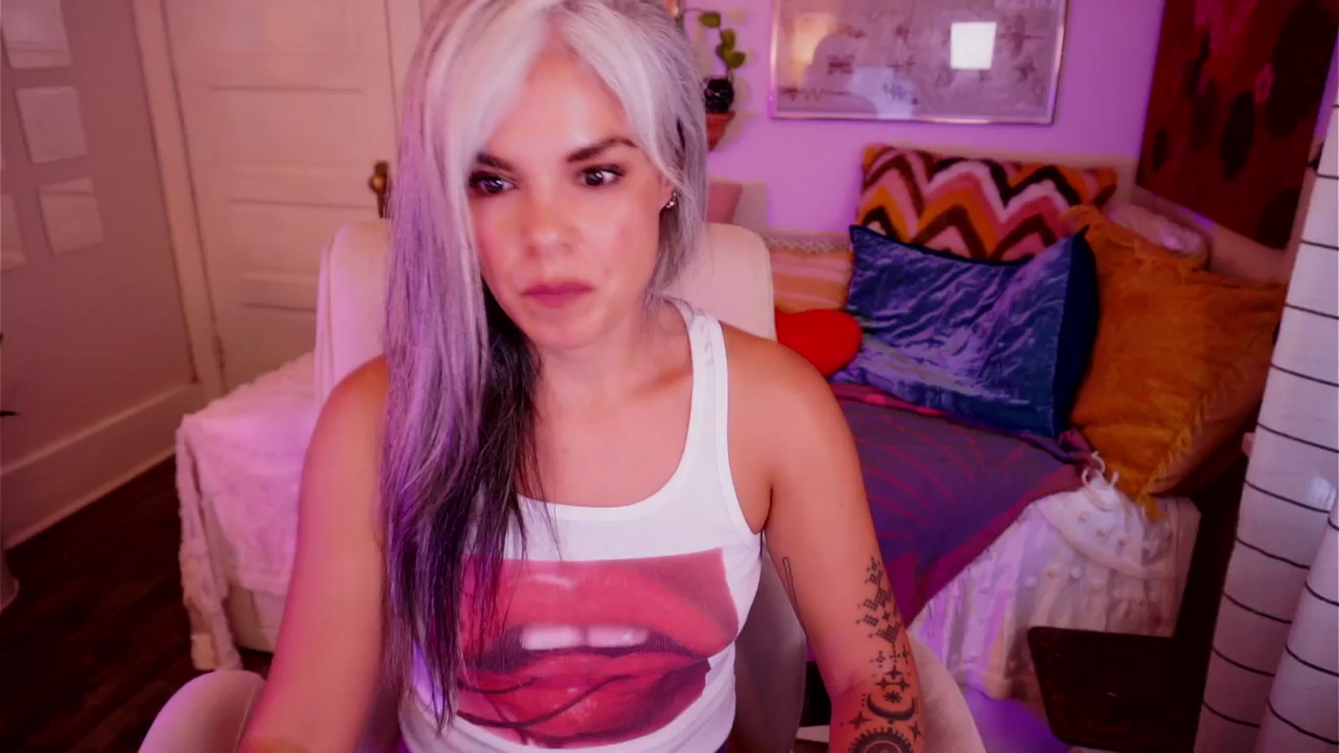 Gallery image thumbnail from AprilJames's myfreecams stream on, 06/01/2025, 23:10 image 2 of 20