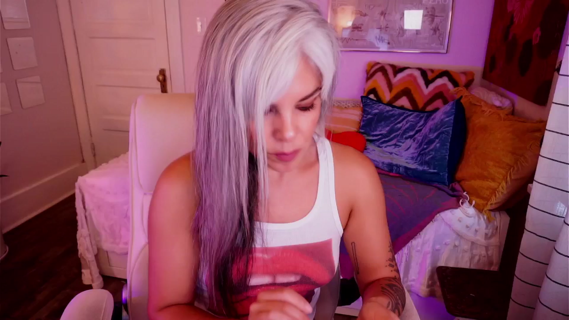 Gallery image thumbnail from AprilJames's myfreecams stream on, 06/01/2025, 23:10 image 3 of 20