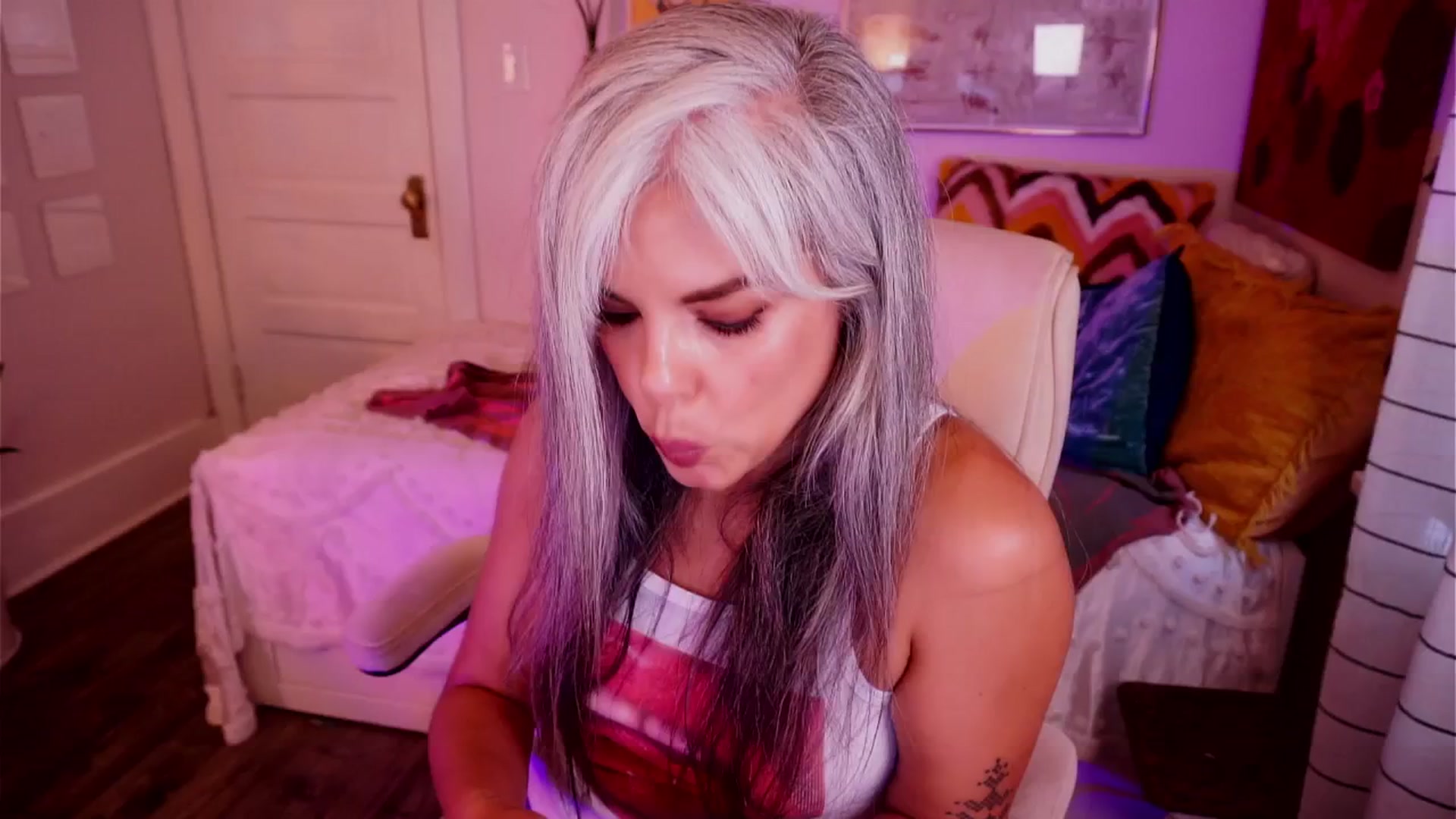 Gallery image thumbnail from AprilJames's myfreecams stream on, 06/01/2025, 23:10 image 6 of 20