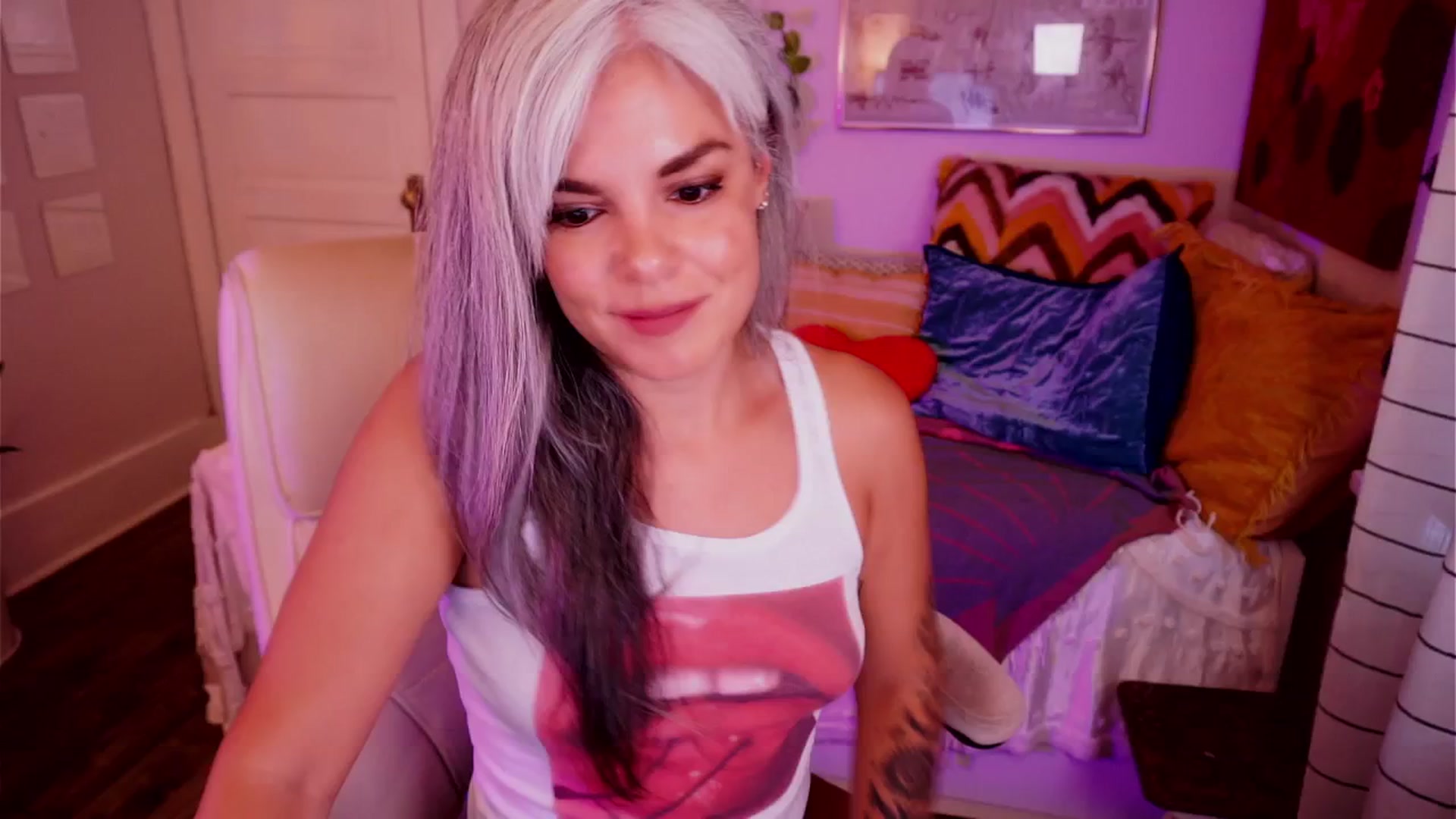Gallery image thumbnail from AprilJames's myfreecams stream on, 06/01/2025, 23:10 image 12 of 20