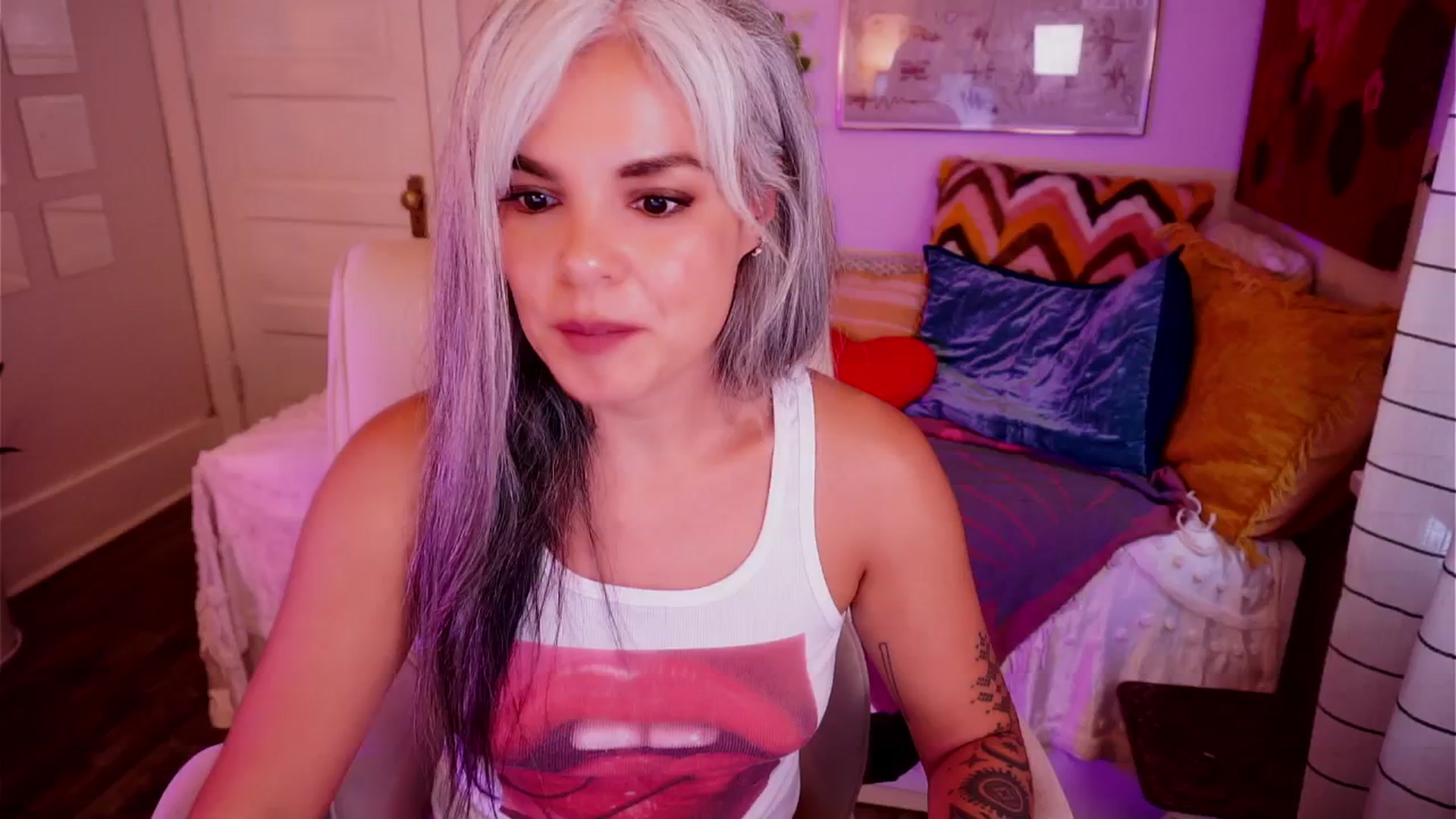 Gallery image thumbnail from AprilJames's myfreecams stream on, 06/01/2025, 23:10 image 4 of 20