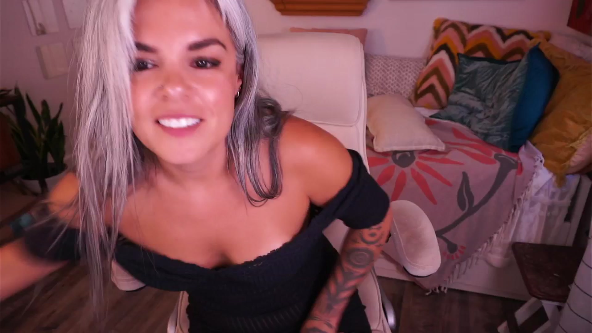 Gallery image thumbnail from AprilJames's myfreecams stream on, 07/04/2025, 03:36 image 4 of 20