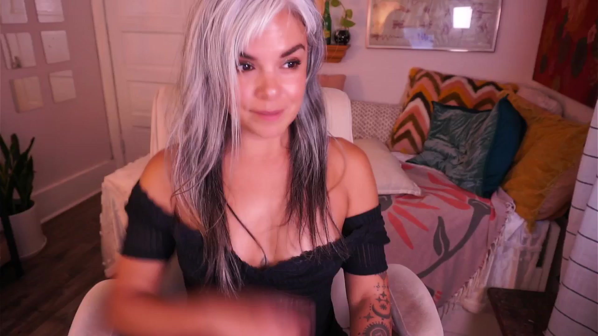 Gallery image thumbnail from AprilJames's myfreecams stream on, 07/04/2025, 03:36 image 7 of 20