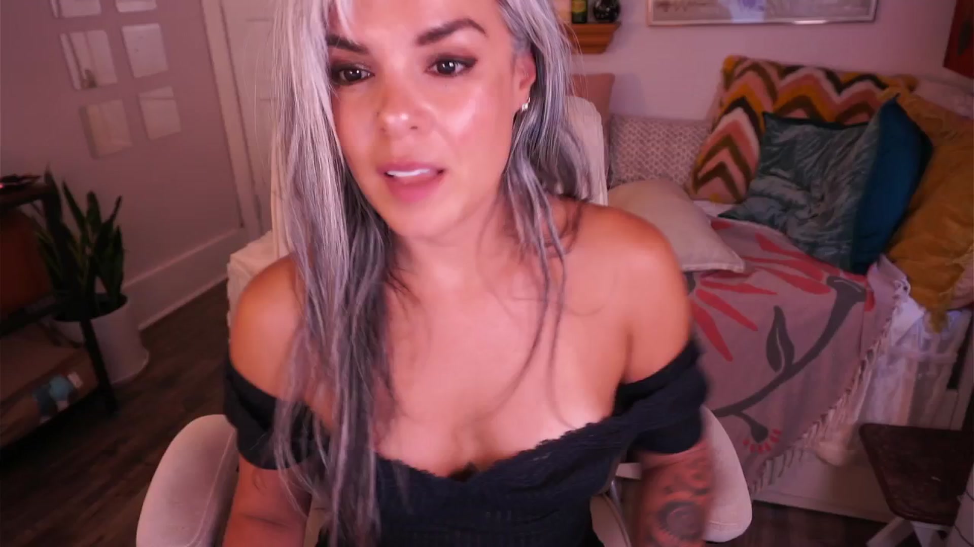 Gallery image thumbnail from AprilJames's myfreecams stream on, 07/04/2025, 03:36 image 5 of 20