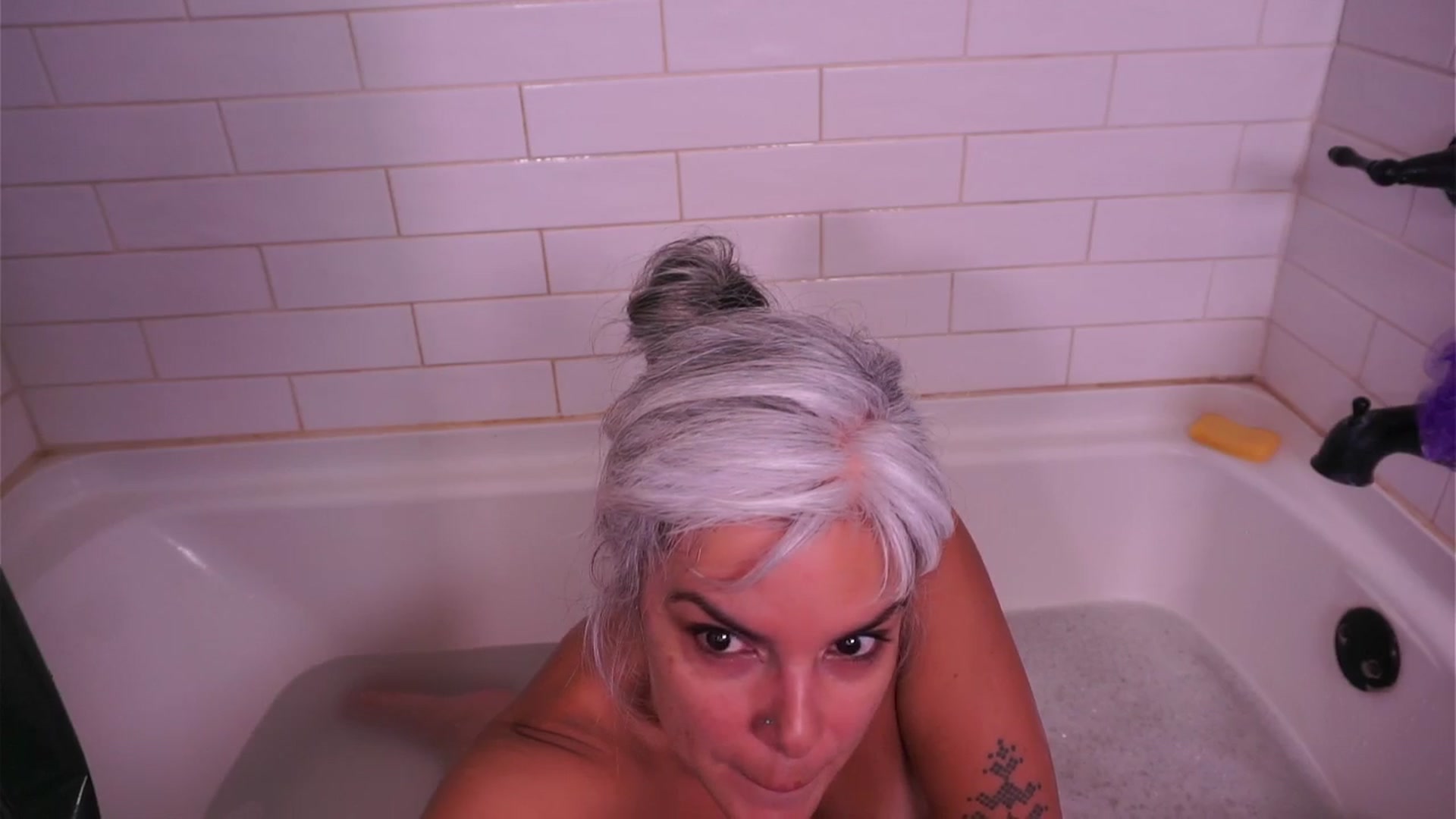 Gallery image thumbnail from AprilJames's myfreecams stream on, 07/05/2025, 01:44 image 10 of 20