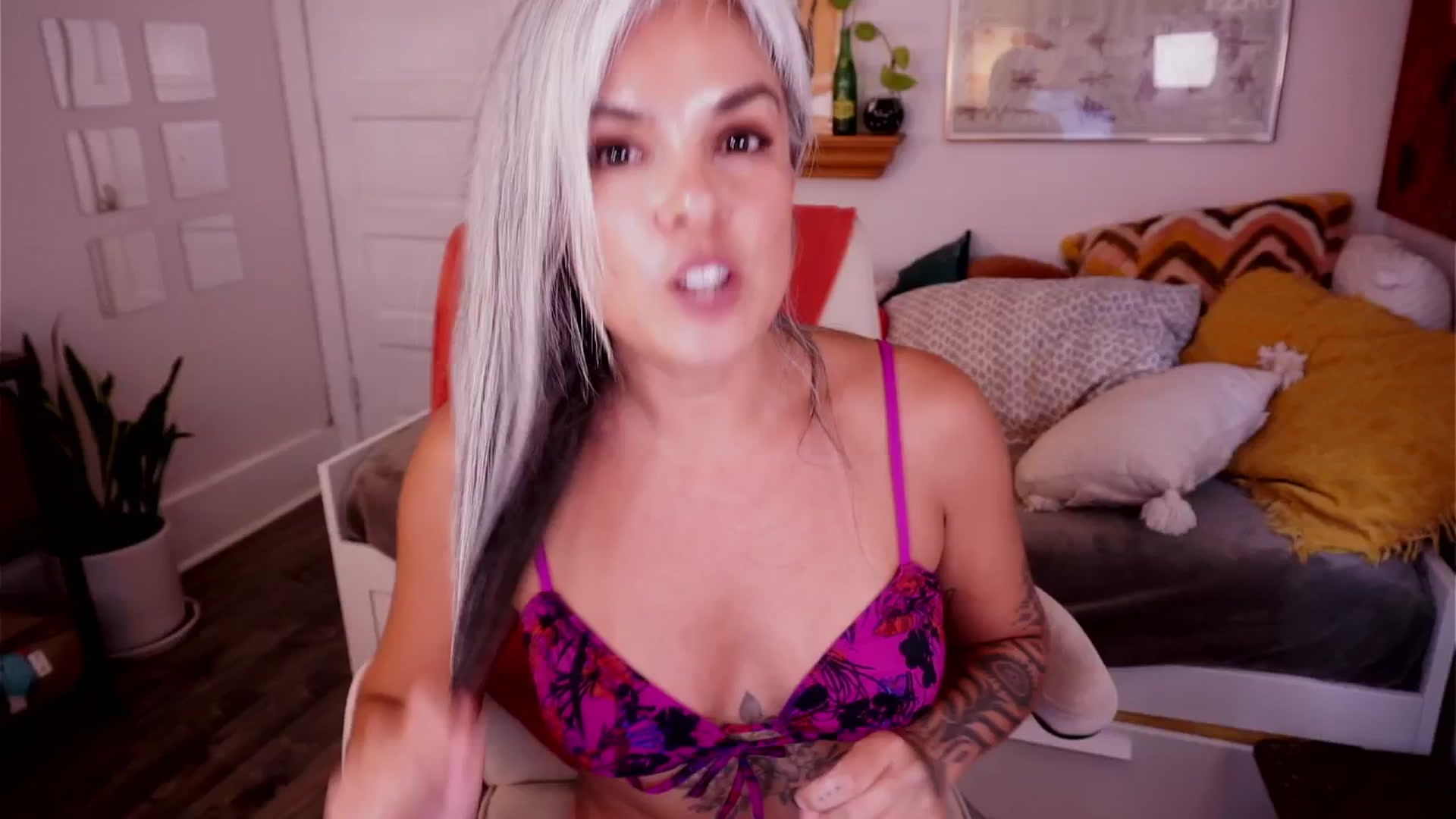 Gallery image thumbnail from AprilJames's myfreecams stream on, 07/17/2025, 24:00 image 4 of 20