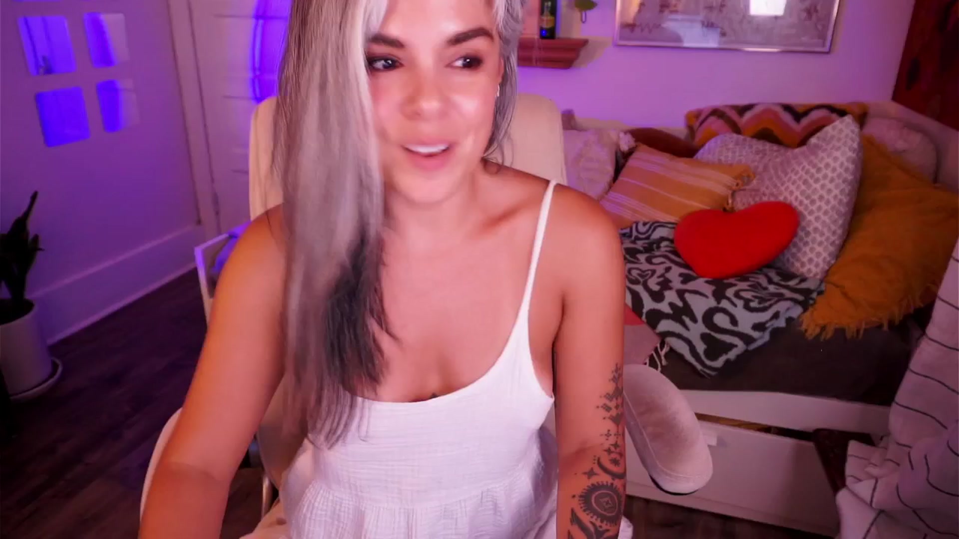 Gallery image thumbnail from AprilJames's myfreecams stream on, 07/27/2025, 03:06 image 4 of 20